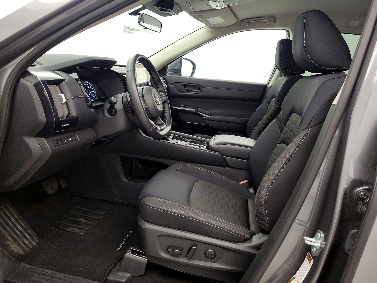 2025 Nissan Pathfinder SV - Photo 12