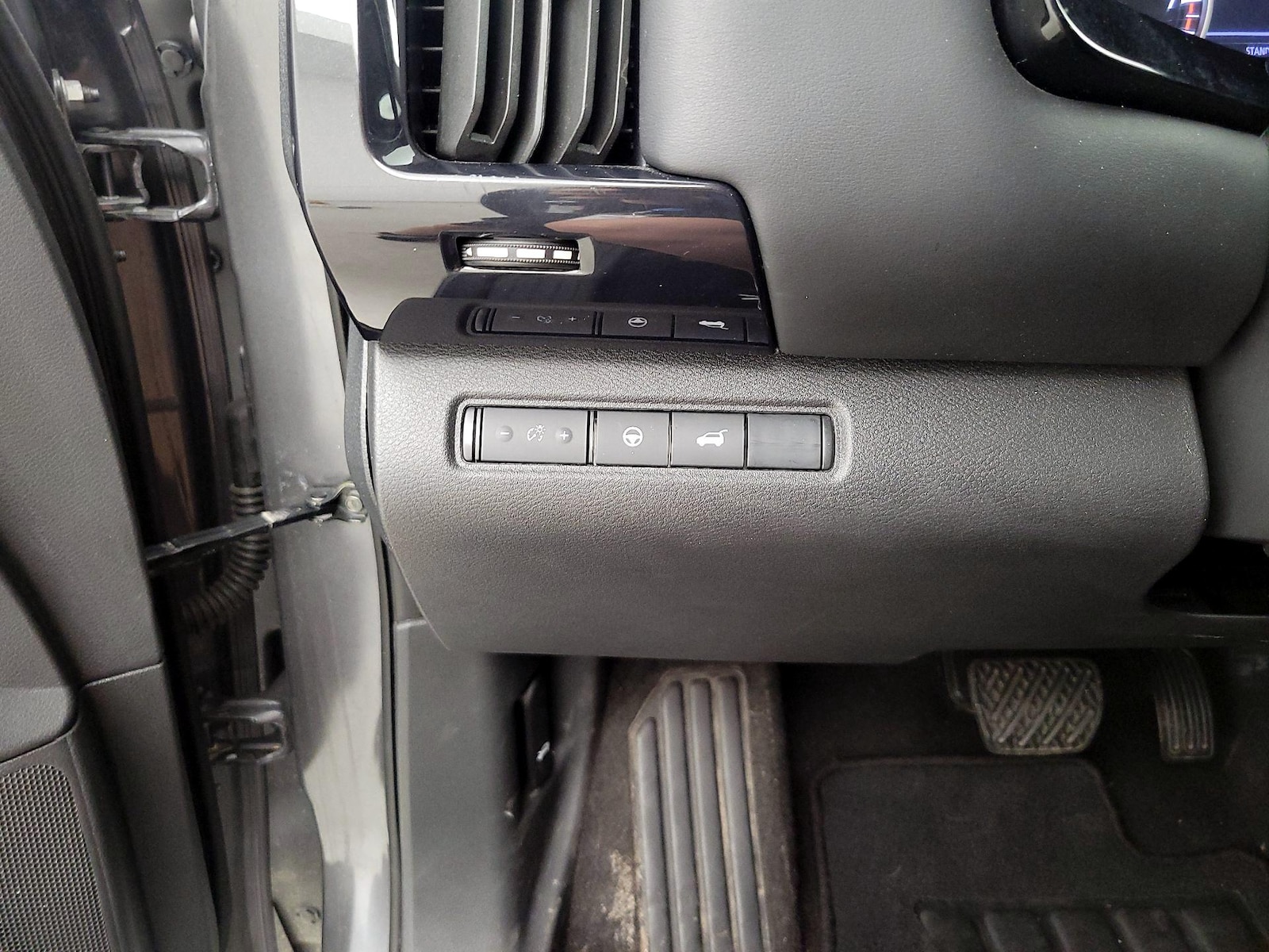 2025 Nissan Pathfinder SV - Photo 14