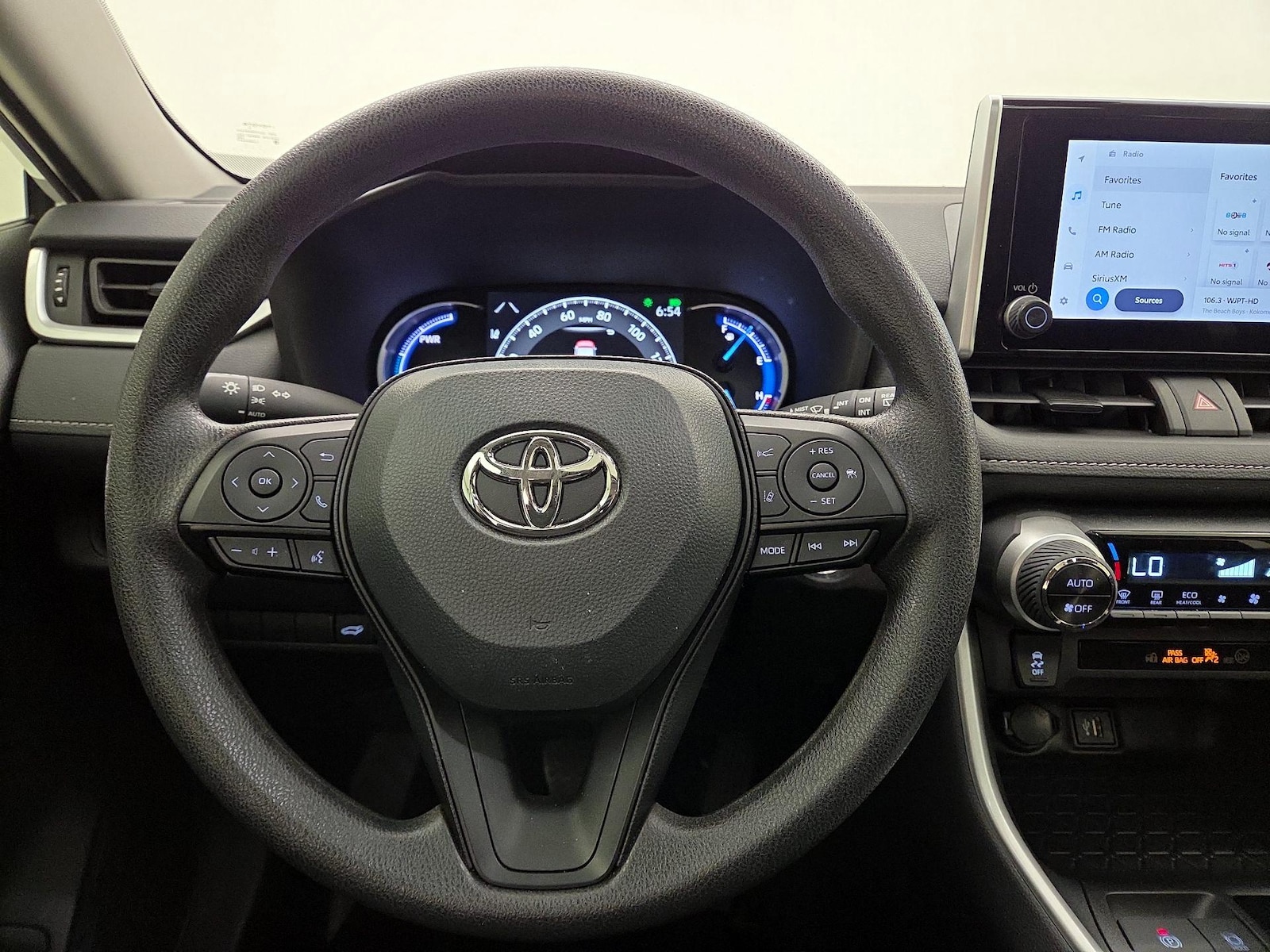 2025 Toyota RAV4 XLE - Photo 11