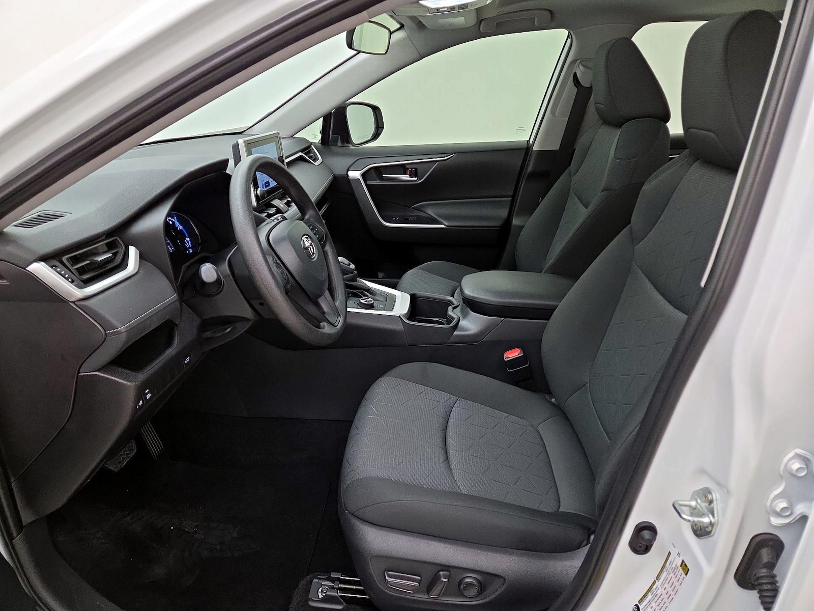 2025 Toyota RAV4 XLE - Photo 12