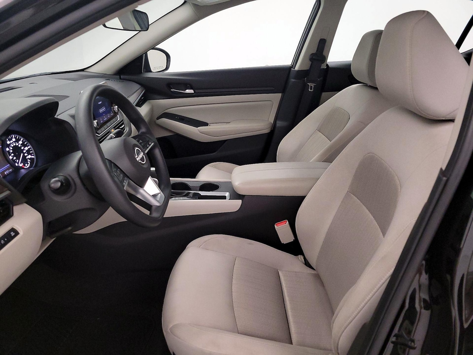 2025 Nissan Altima SV - Photo 12