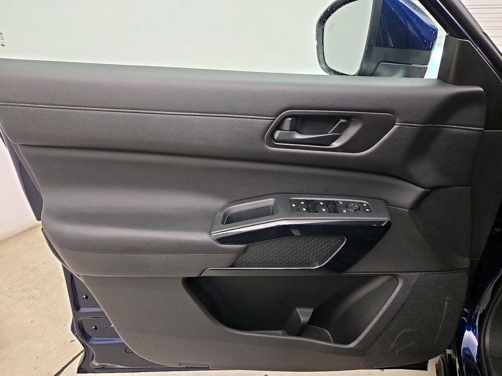2025 Nissan Pathfinder SV - Photo 13