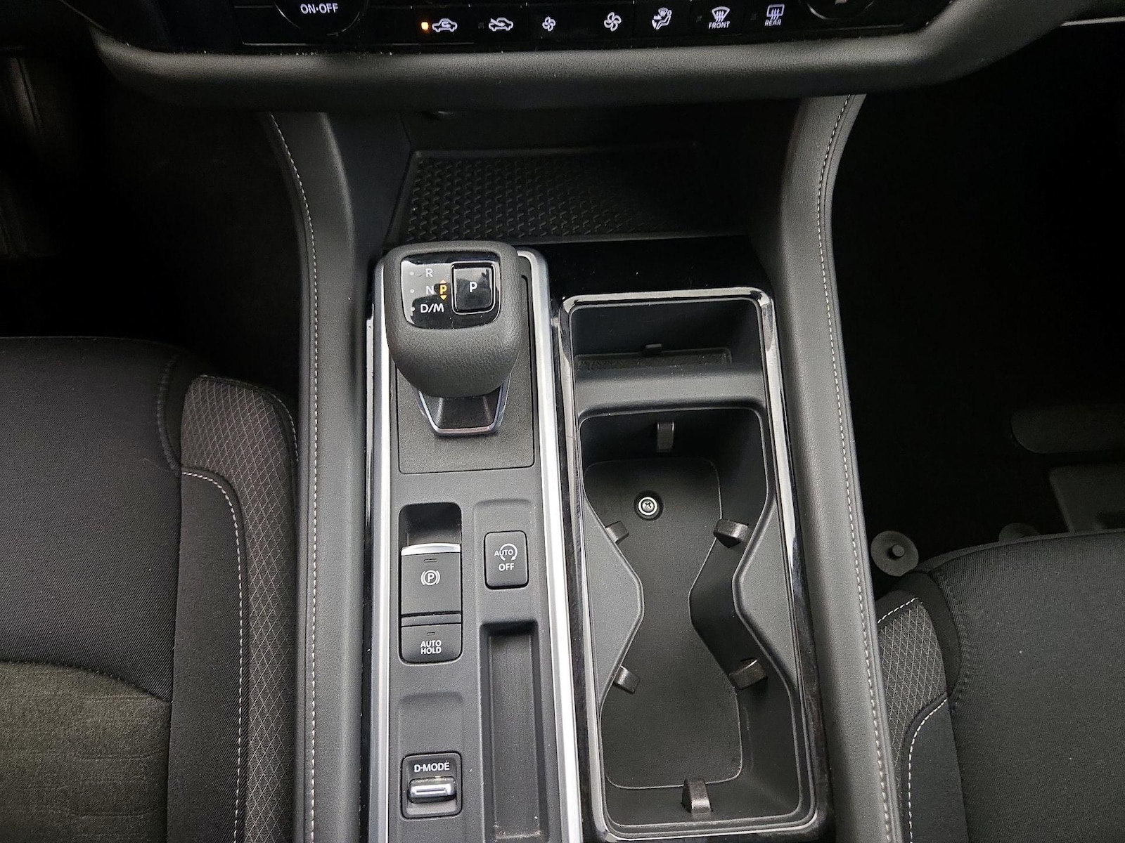 2025 Nissan Pathfinder SV - Photo 17