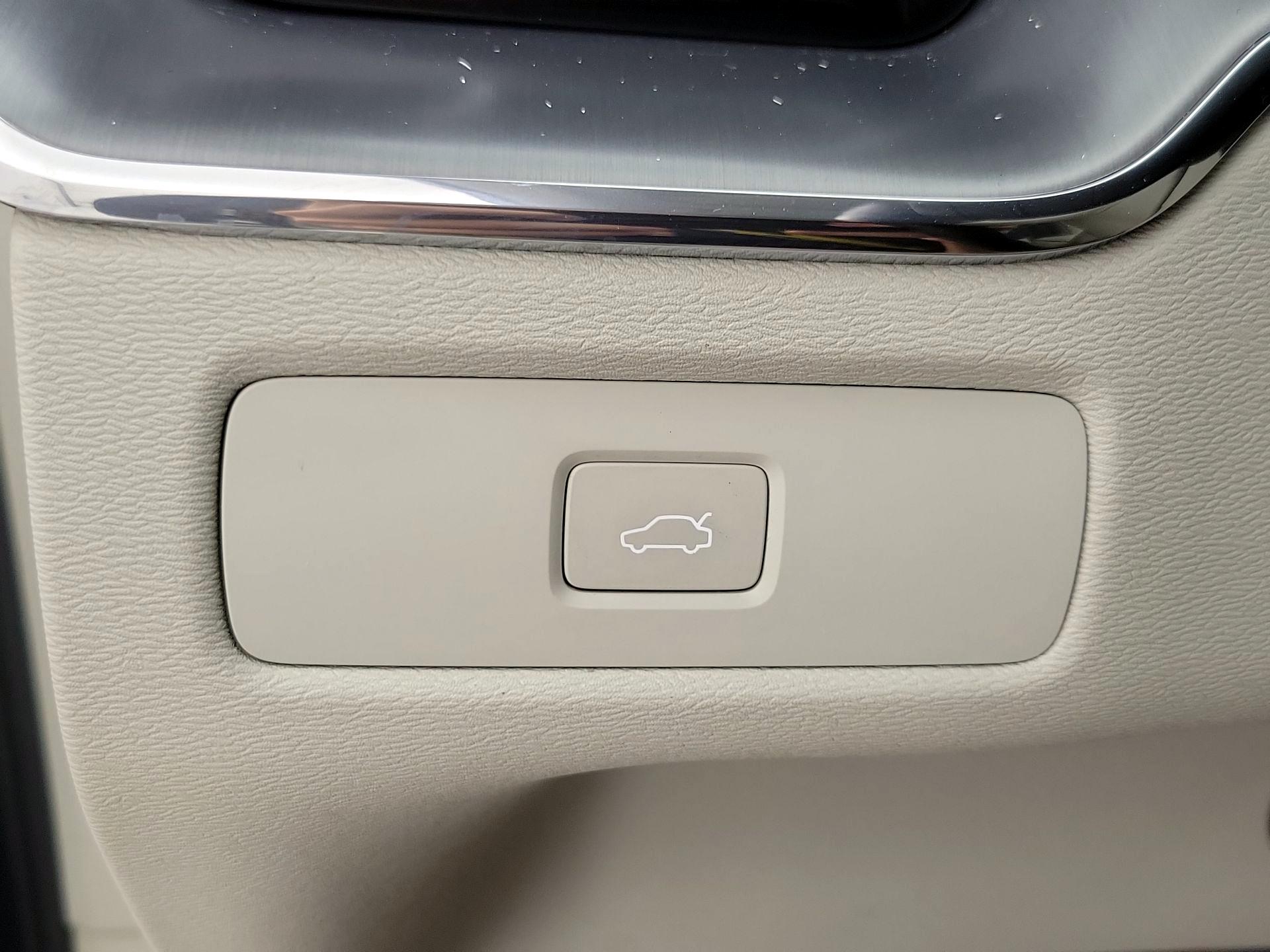 Thumbnail: 2023 Volvo XC60 - 13
