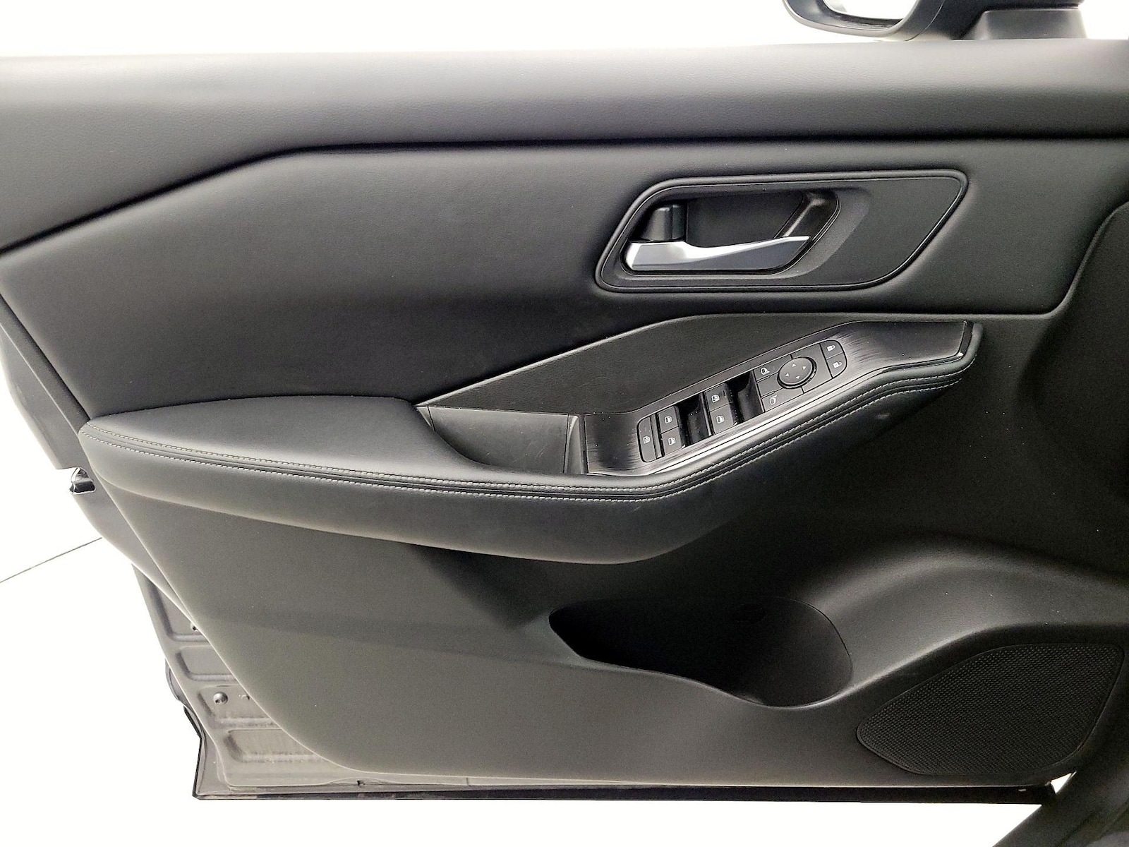 2025 Nissan Rogue SV - Photo 13