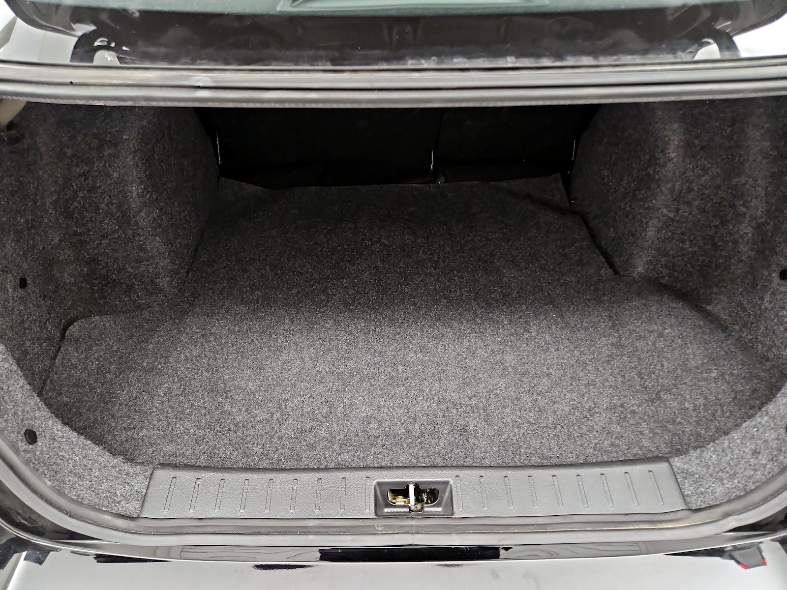 2025 Nissan Versa Sedan SV - Photo 21