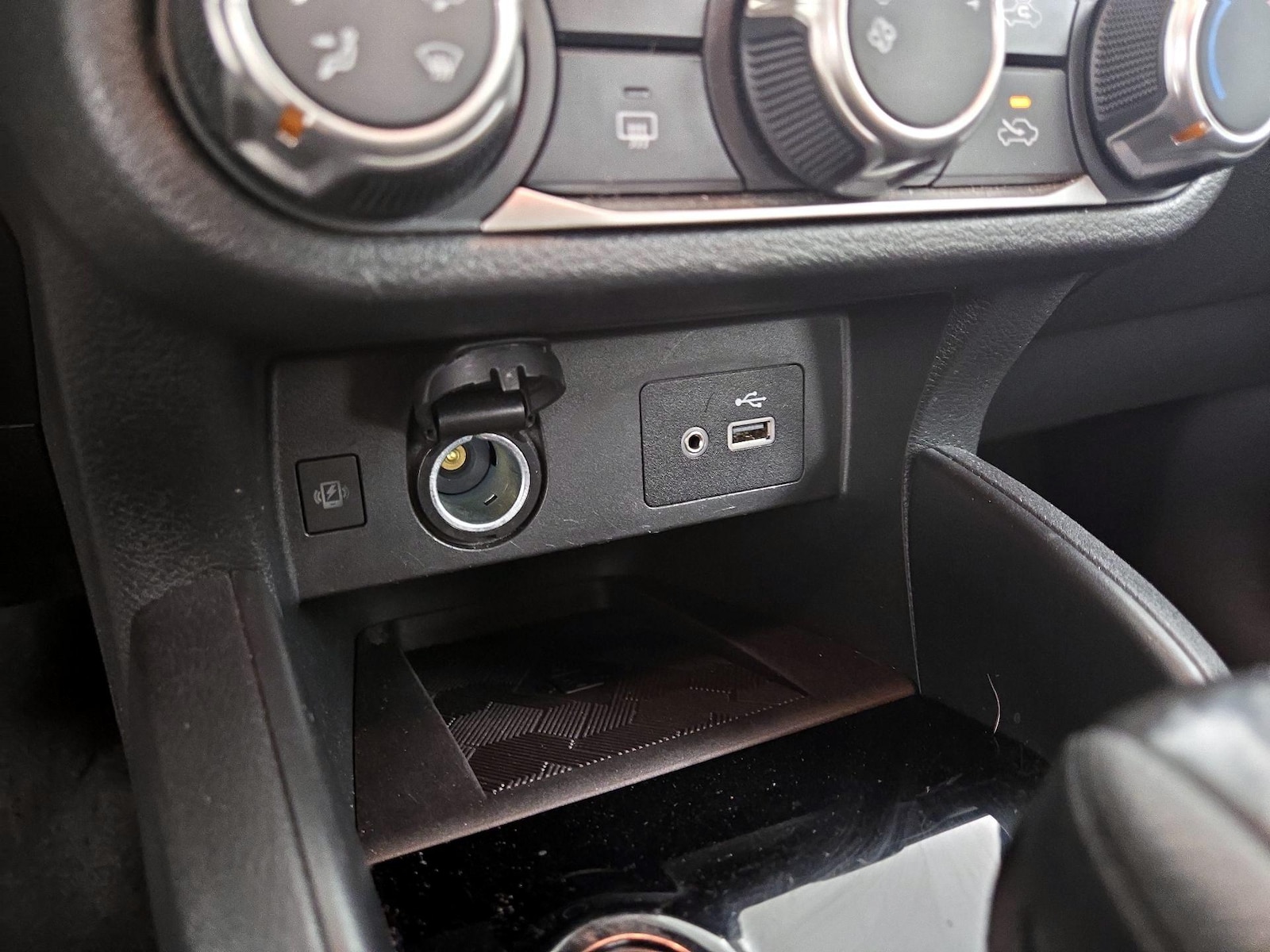 2025 Nissan Versa Sedan SV - Photo 18
