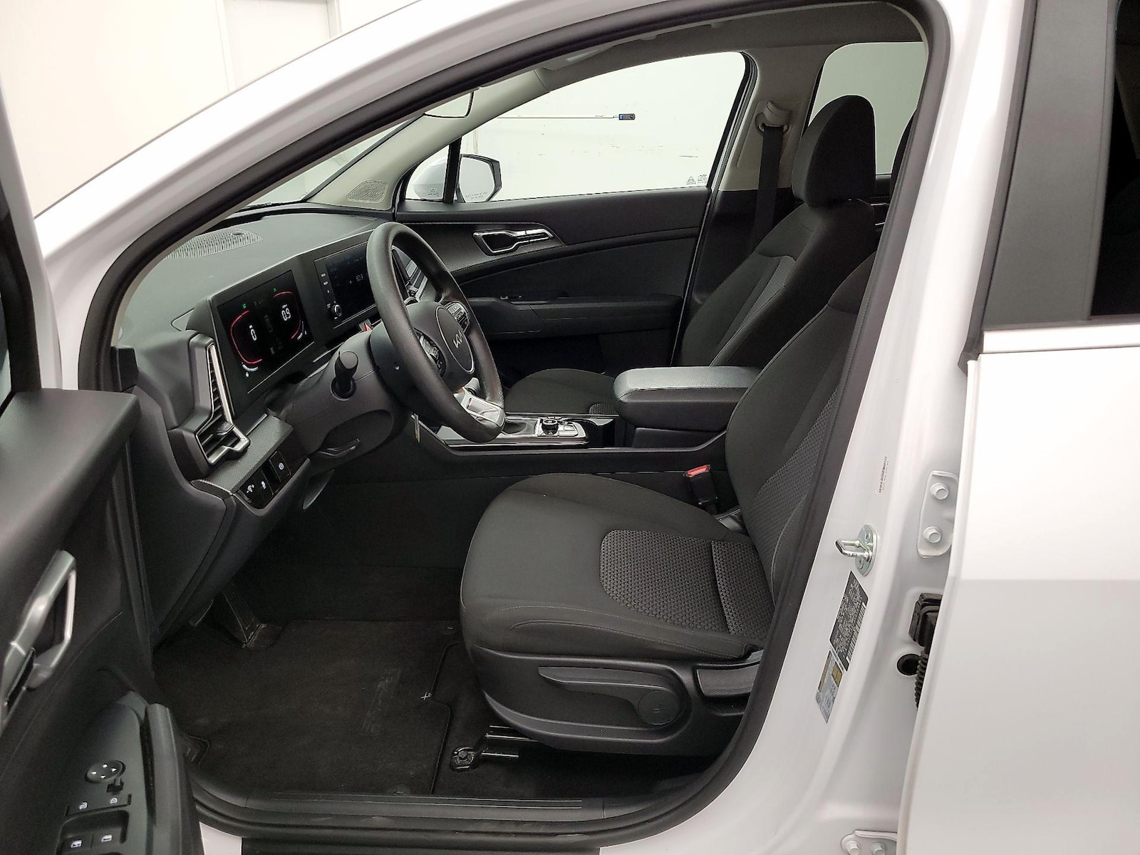 2025 Kia Sportage LX - Photo 12