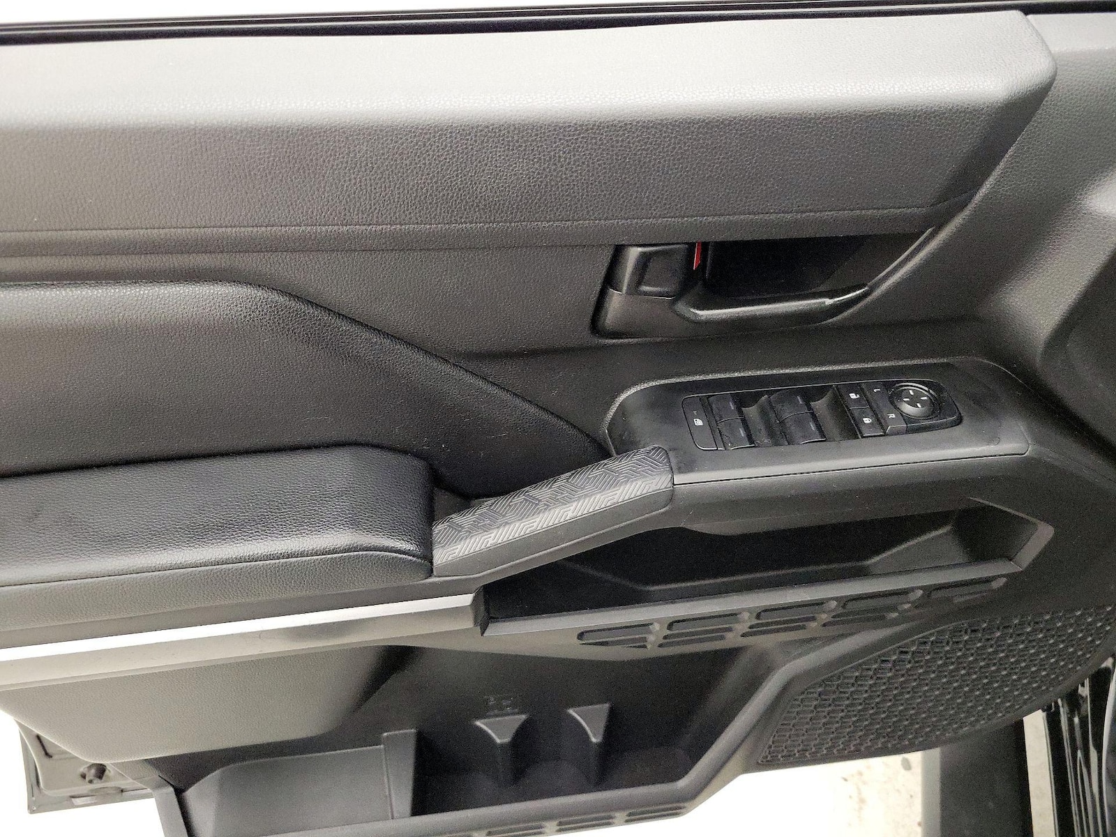 2025 Toyota Tacoma SR5 - Photo 13