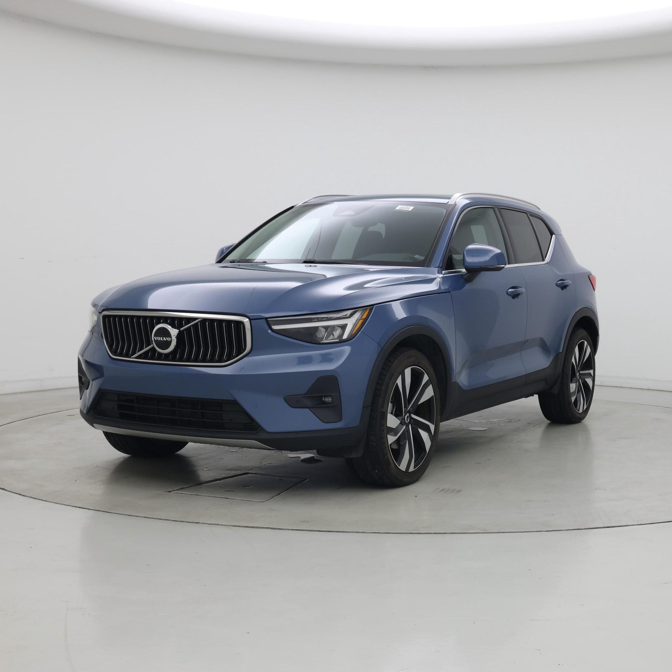 Thumbnail: 2023 Volvo XC40 - 4