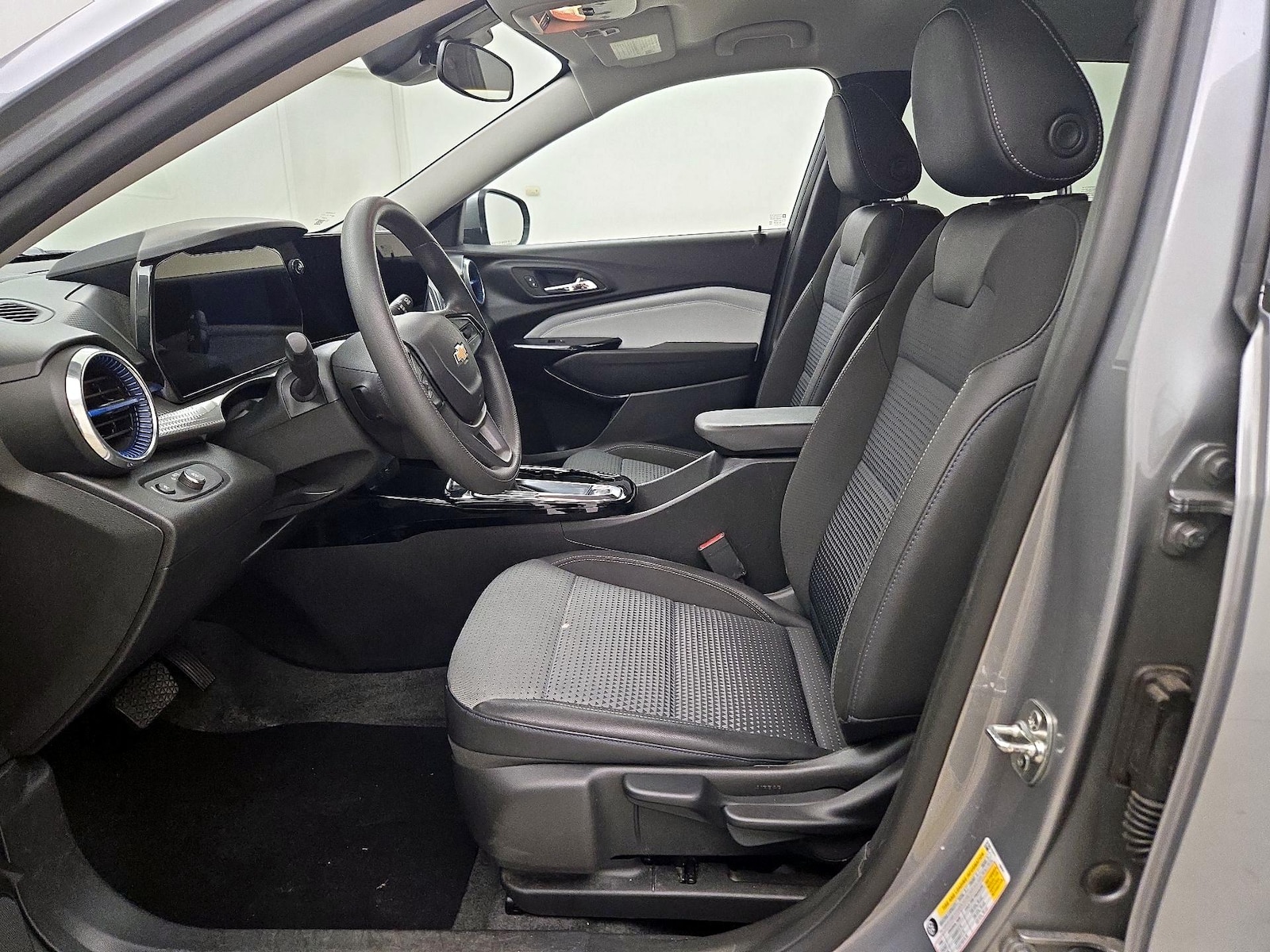 2025 Chevrolet Trax LT - Photo 12