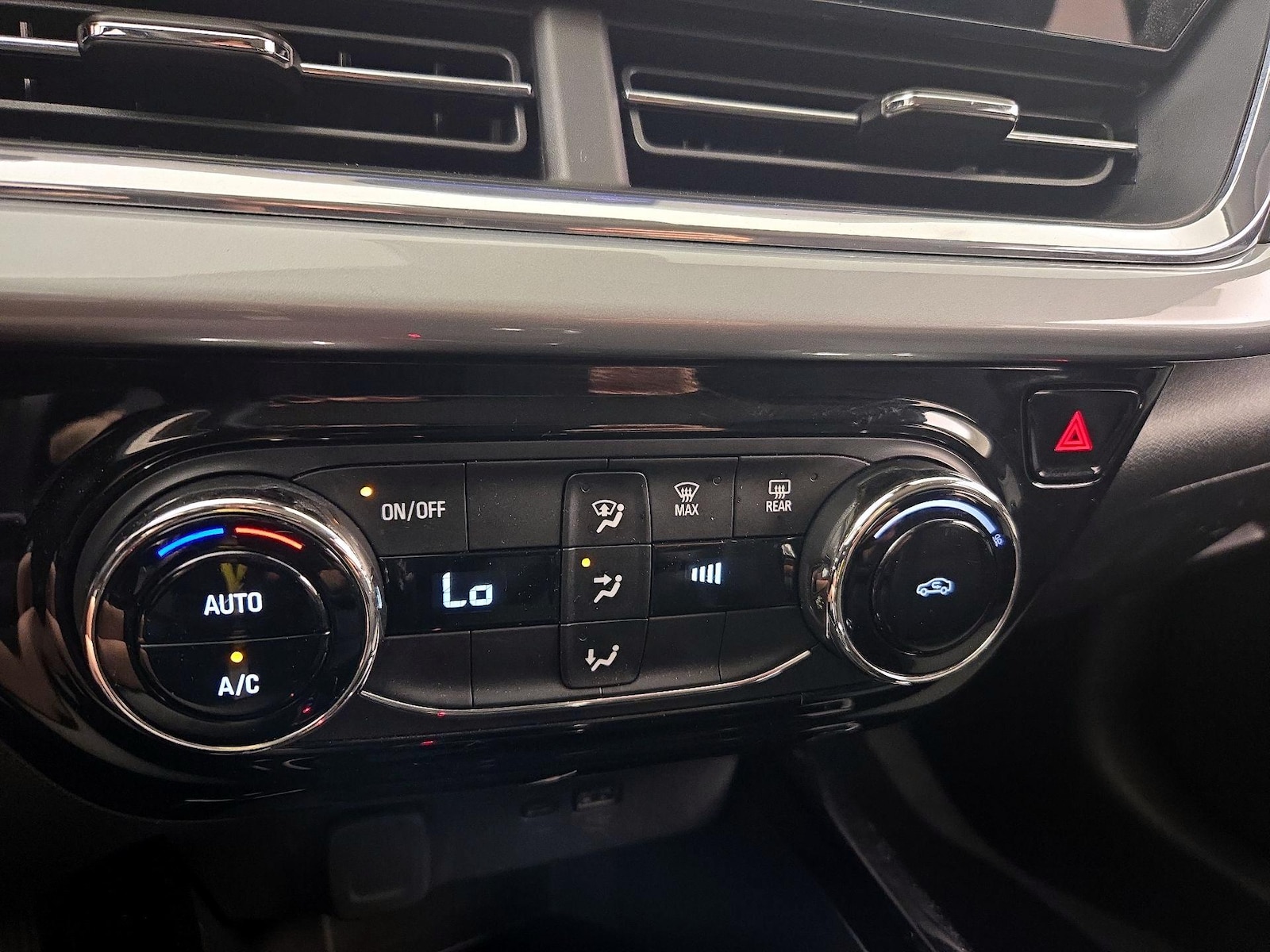 2025 Chevrolet Trax LT - Photo 16