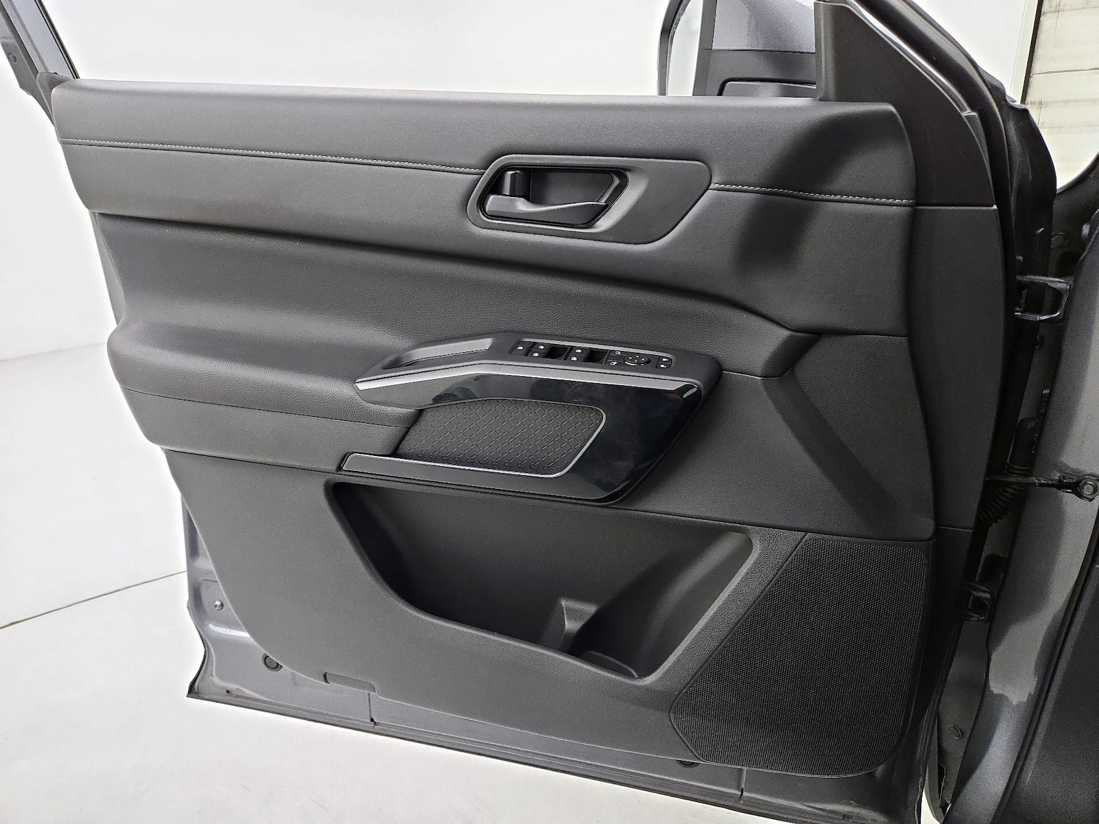 2025 Nissan Pathfinder SV - Photo 13