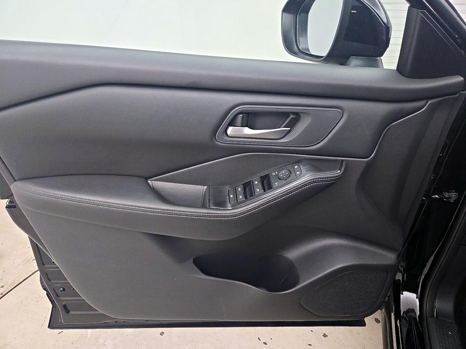 2025 Nissan Rogue SV - Photo 13