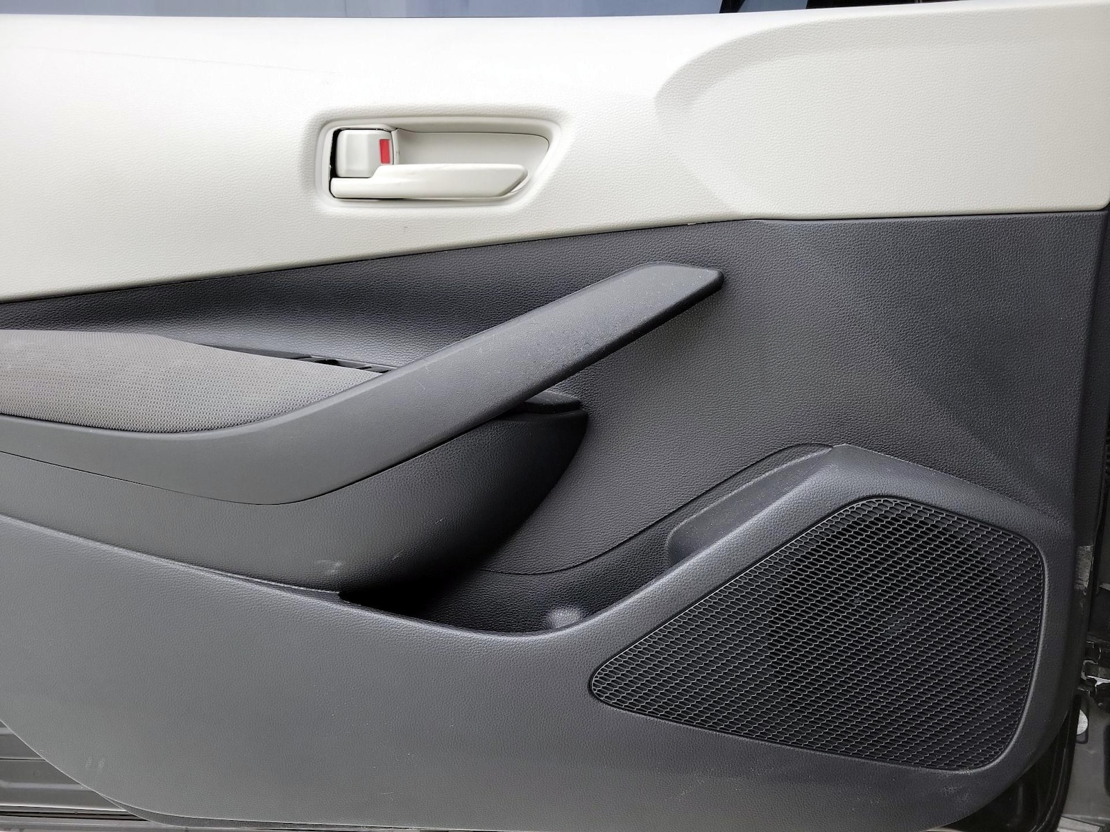 2025 Toyota Corolla LE - Photo 13