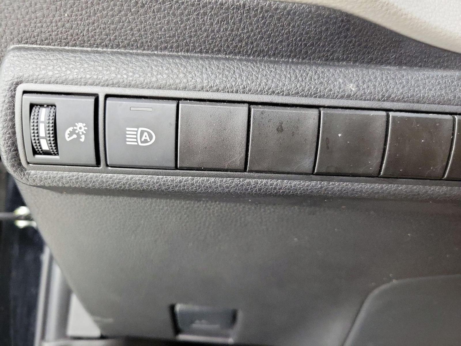 2025 Toyota Corolla LE - Photo 14