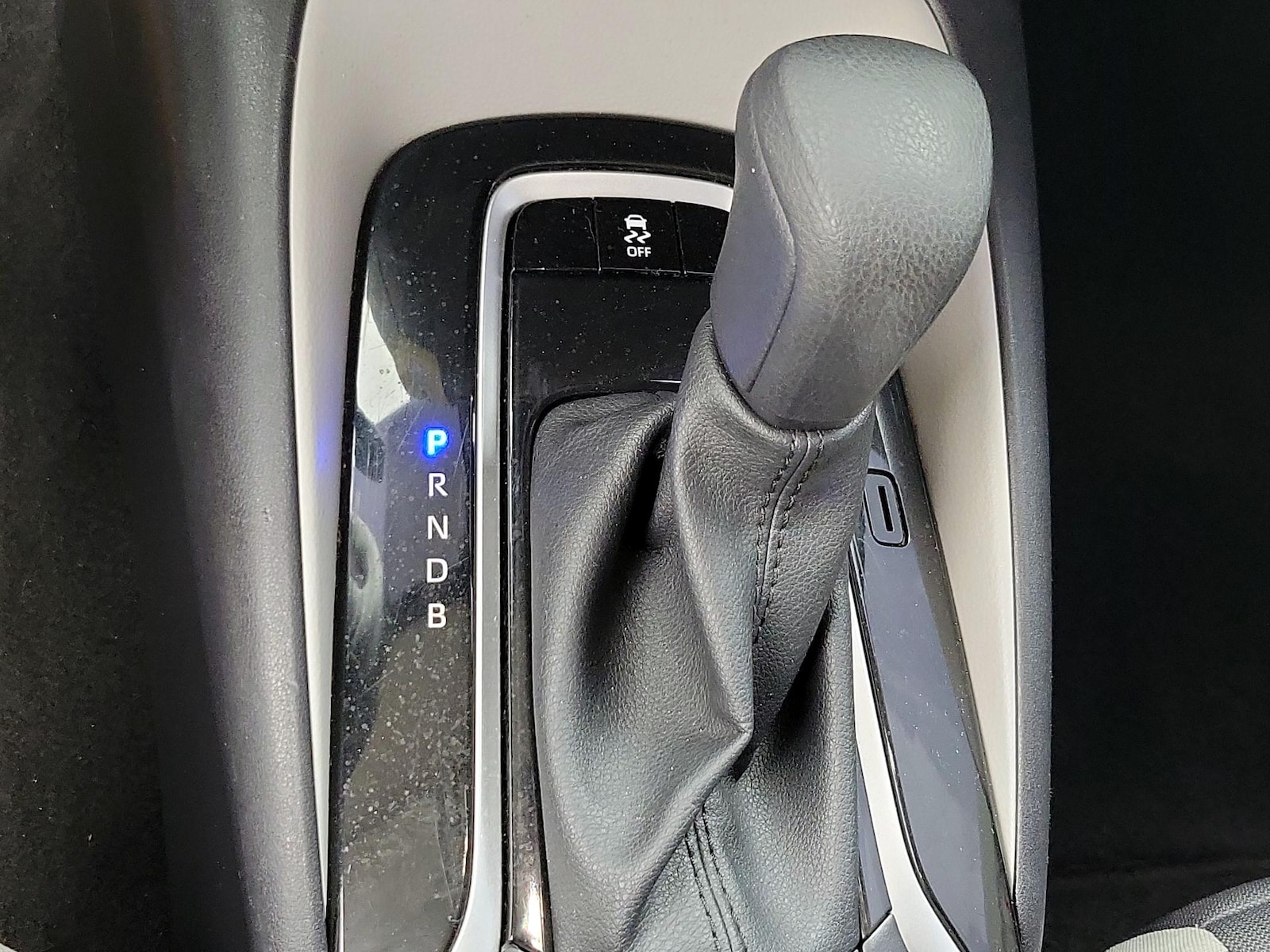 2025 Toyota Corolla LE - Photo 18