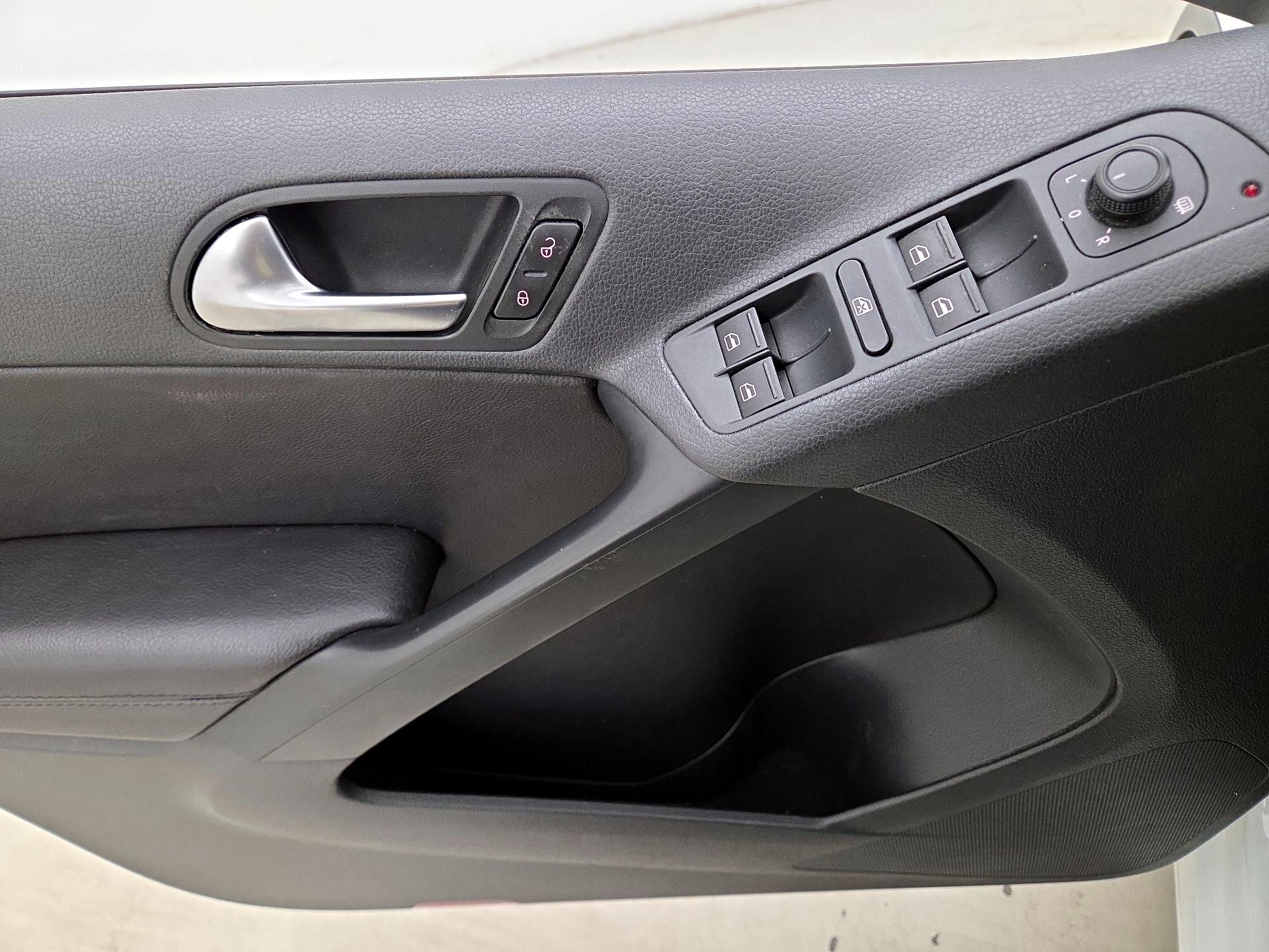 Thumbnail: 2016 Volkswagen Tiguan - 12