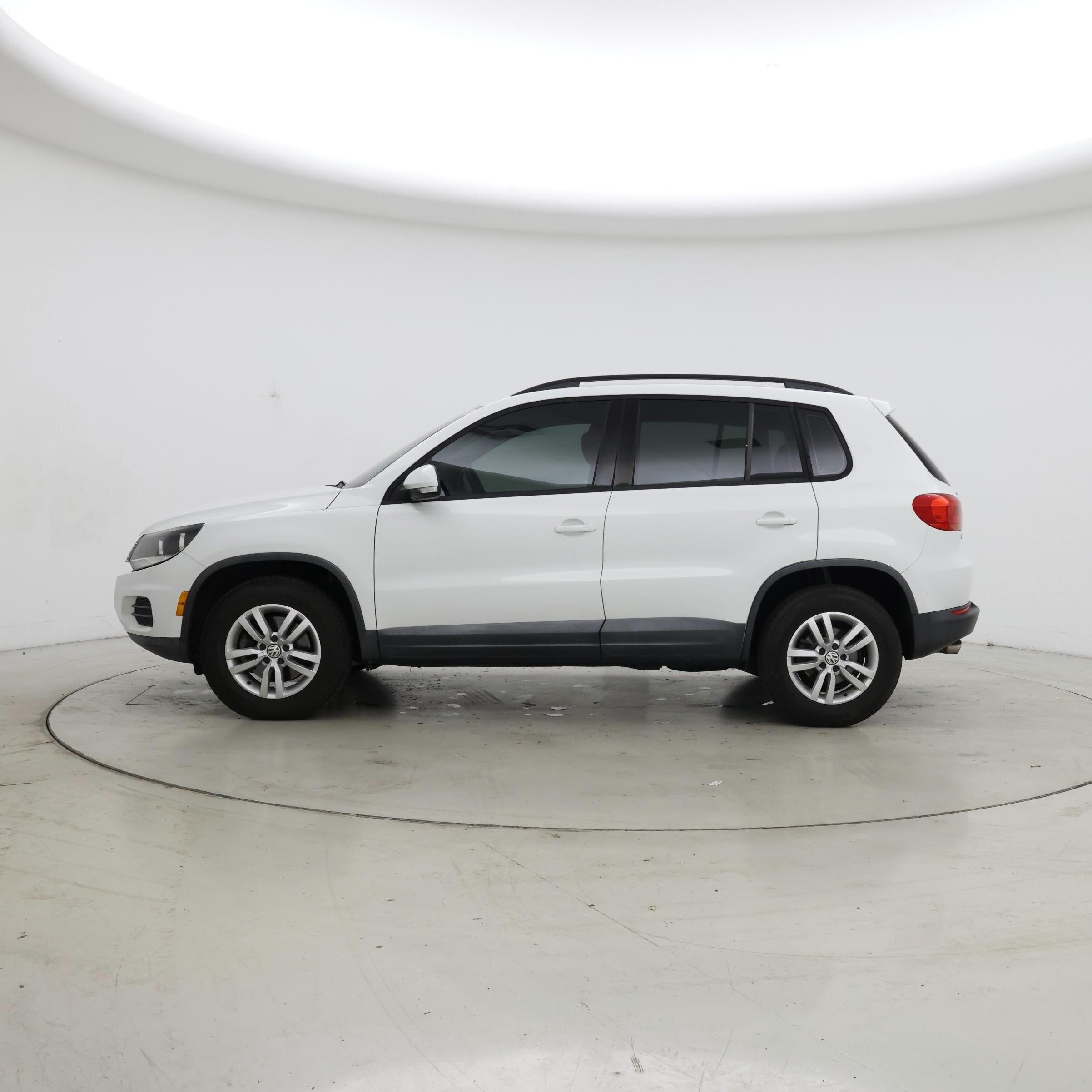 Thumbnail: 2016 Volkswagen Tiguan - 3