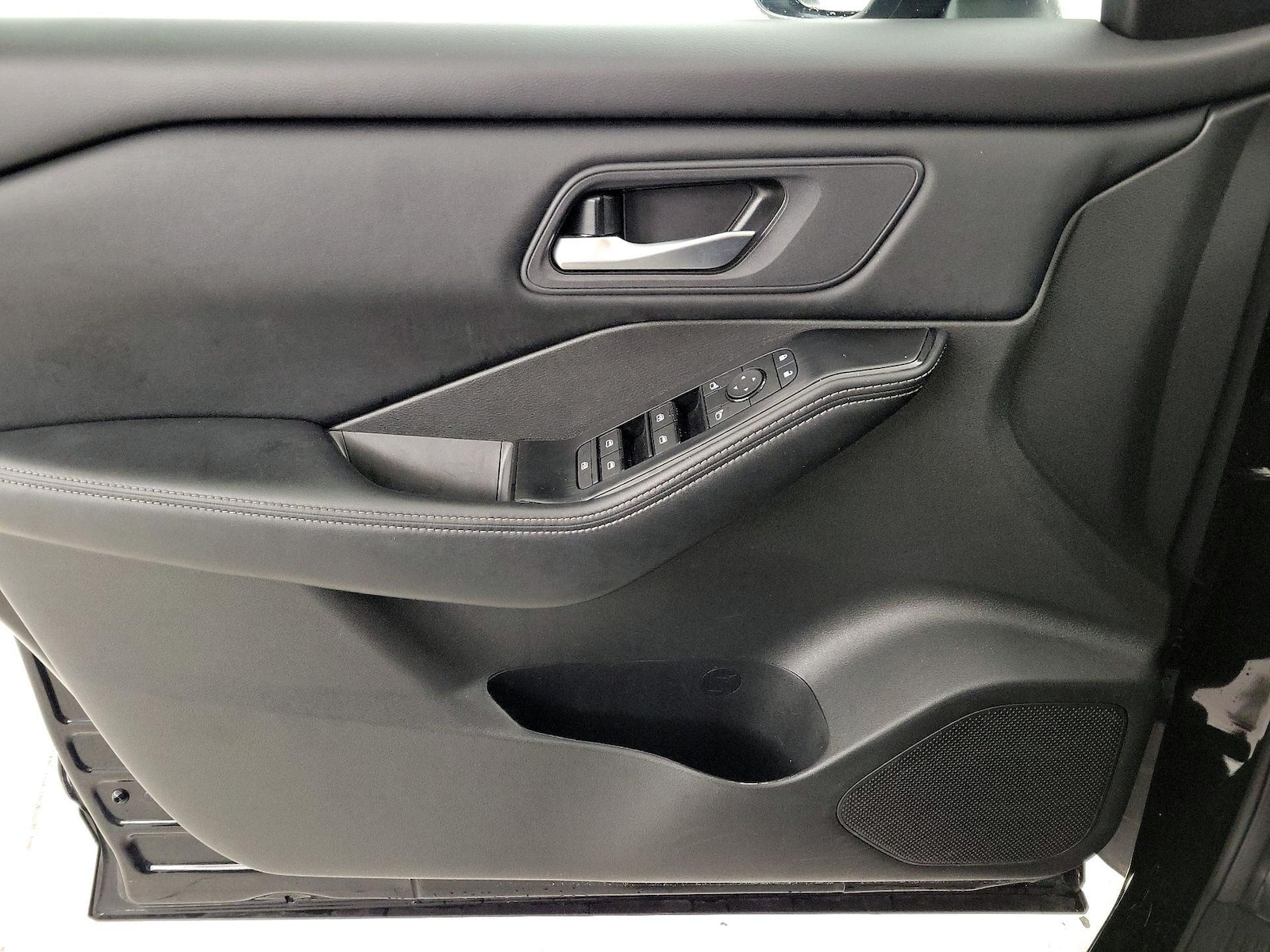 2025 Nissan Rogue SV - Photo 13