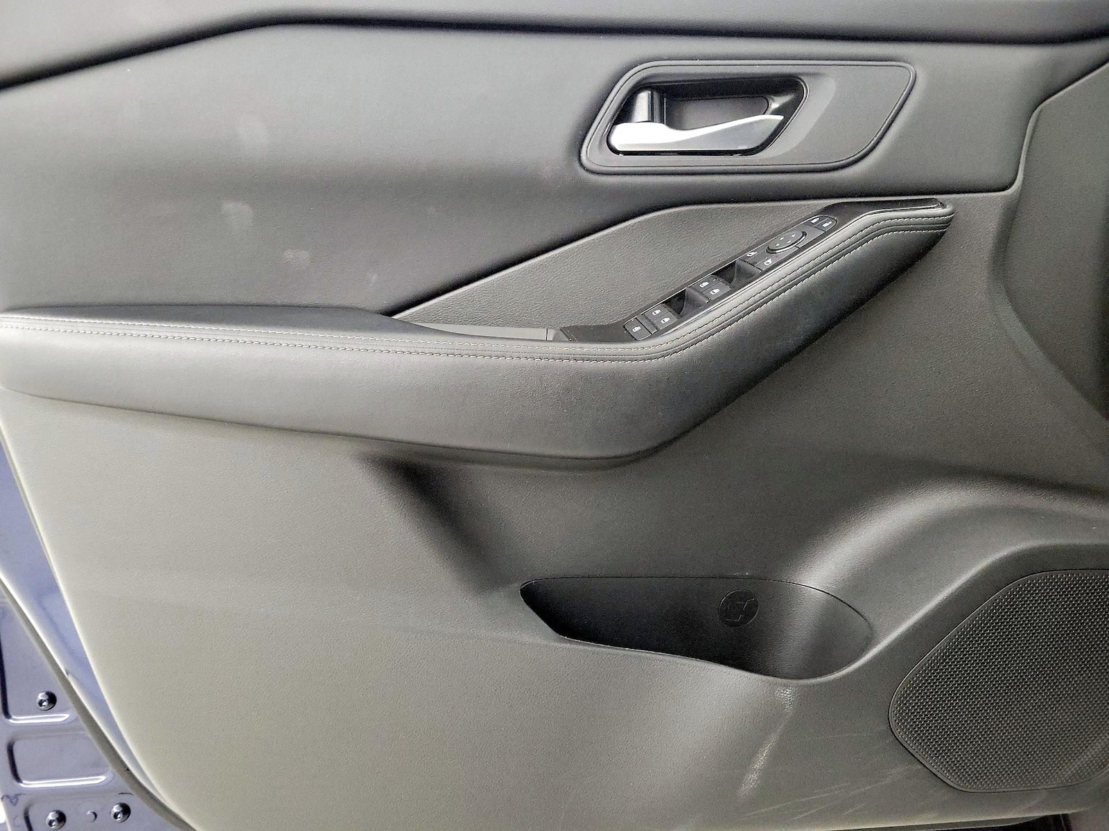 2025 Nissan Rogue SV - Photo 13