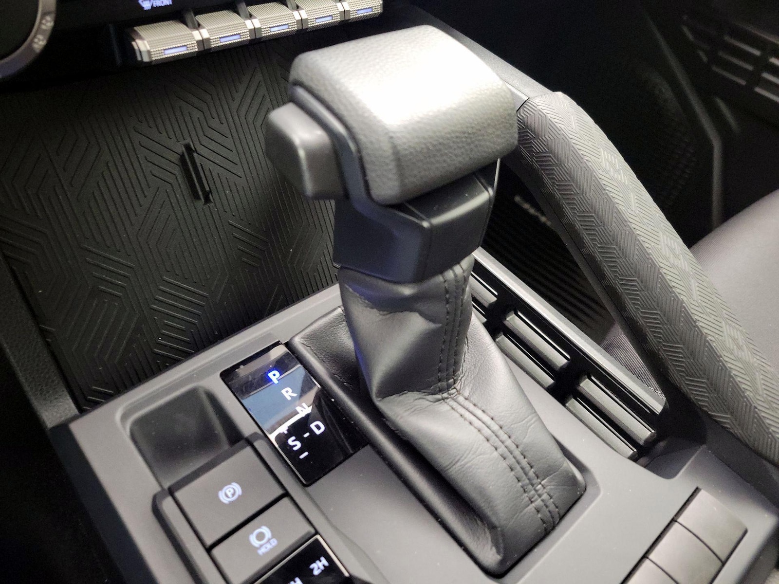 2025 Toyota Tacoma SR5 - Photo 18