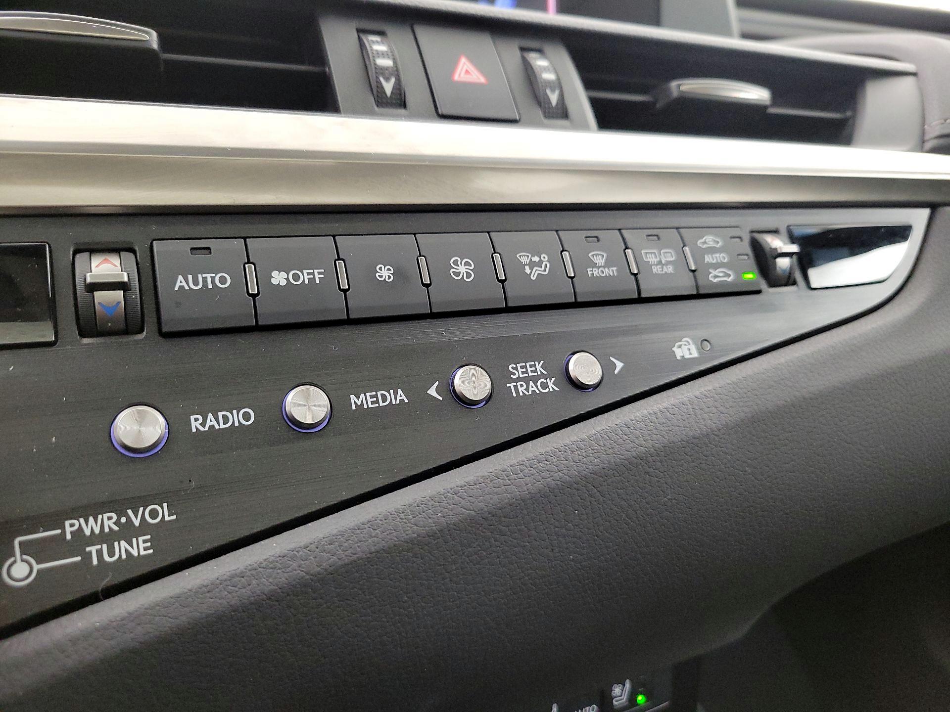 Thumbnail: 2021 Lexus ES - 16