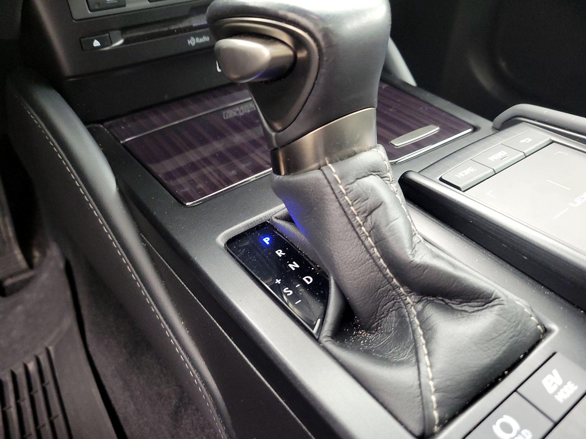 Thumbnail: 2021 Lexus ES - 17