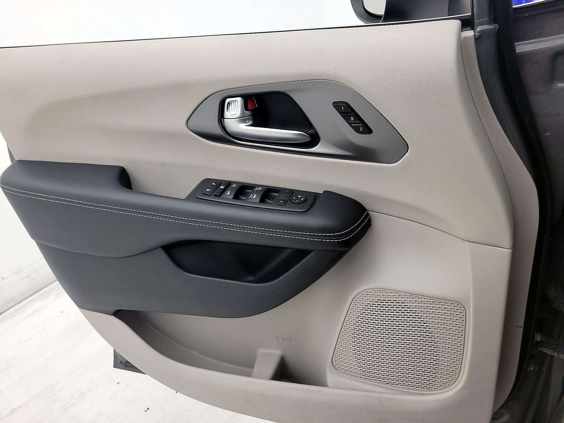 Thumbnail: 2023 Chrysler Pacifica - 12