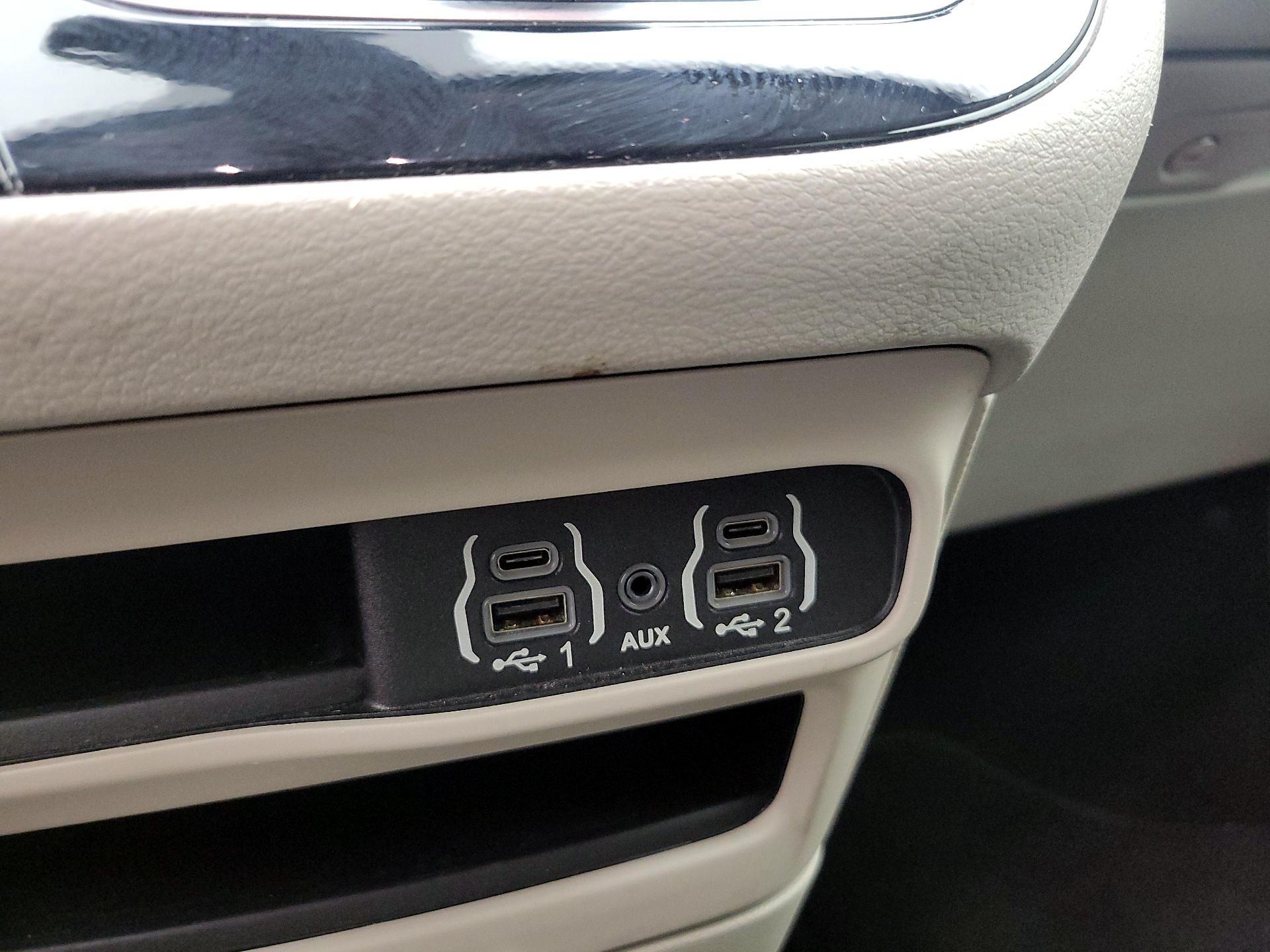 Thumbnail: 2023 Chrysler Pacifica - 18