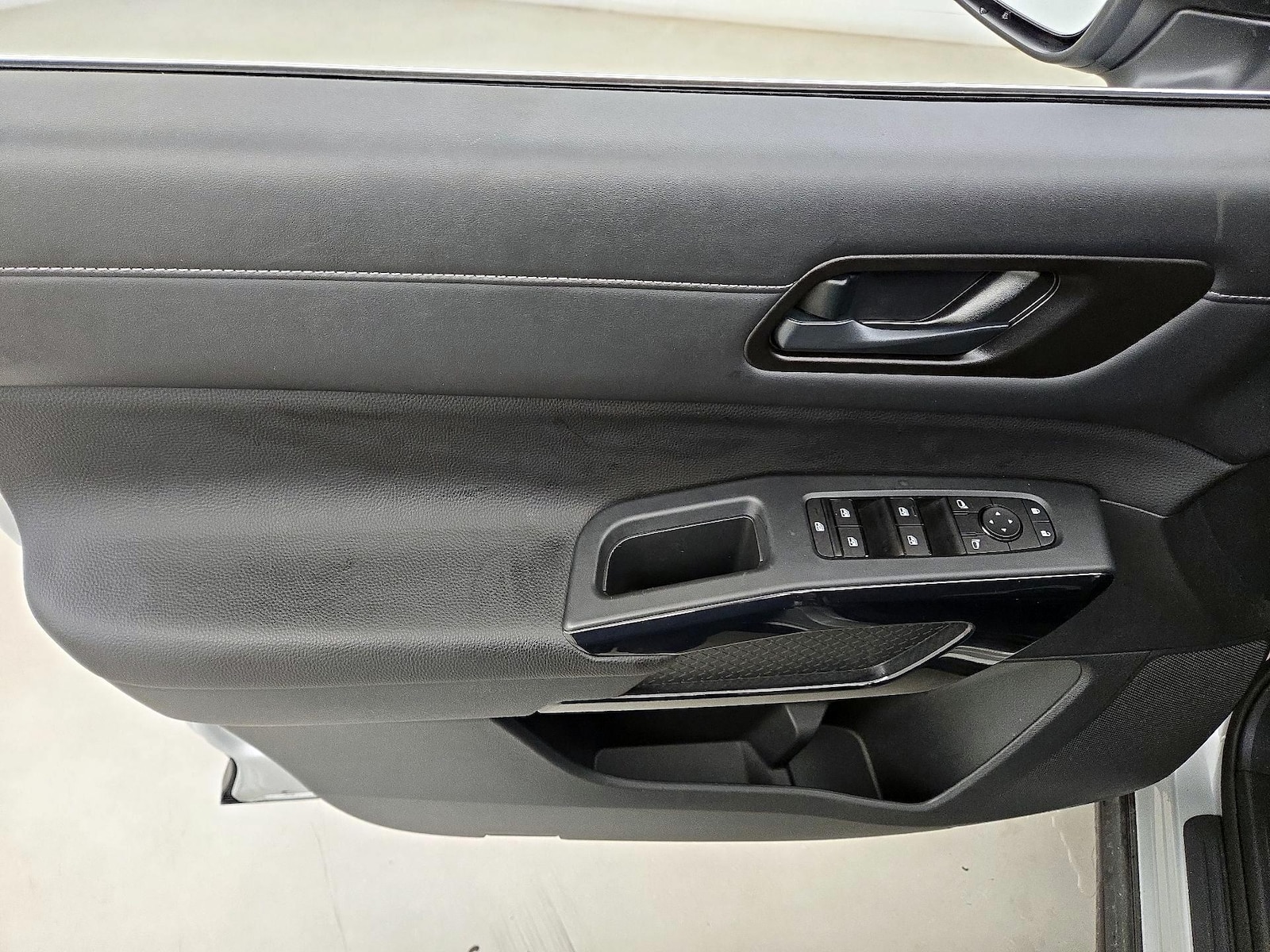 2025 Nissan Pathfinder SV - Photo 13
