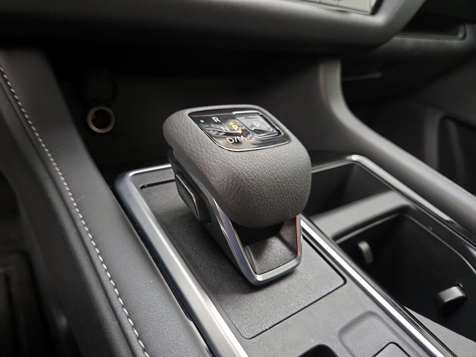 2025 Nissan Pathfinder SV - Photo 18