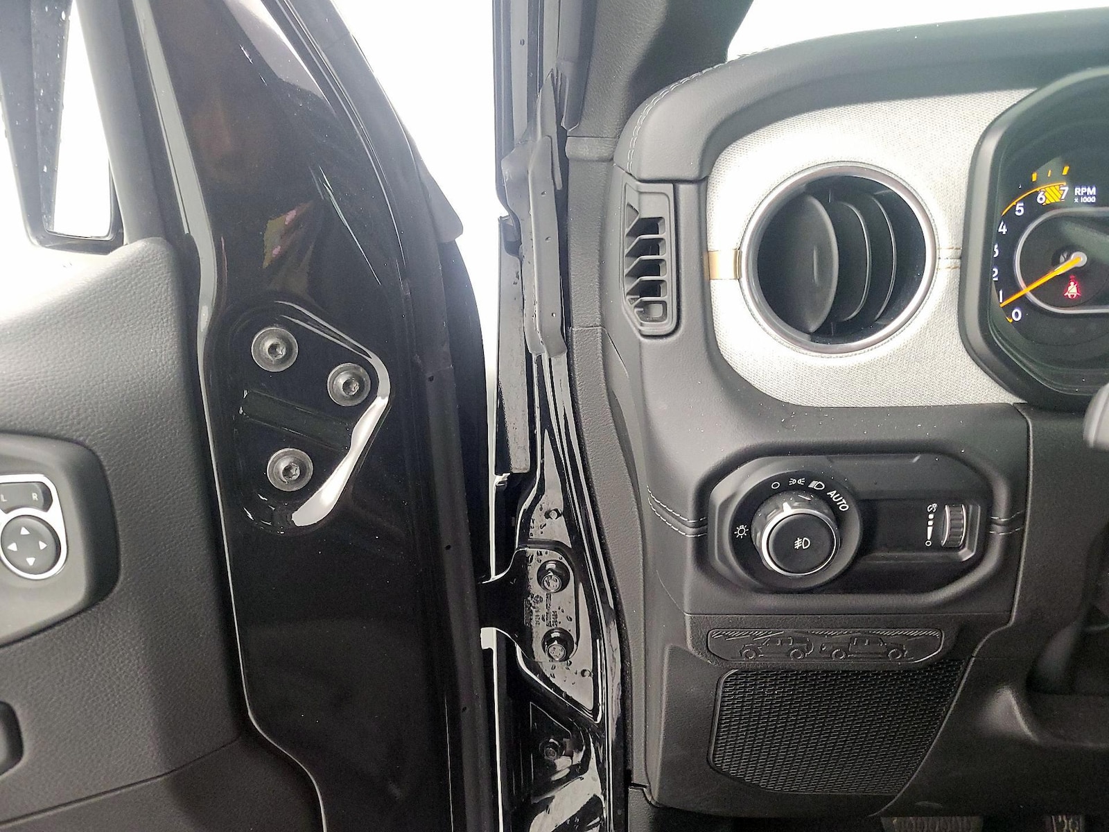 2025 Jeep Wrangler 4-Door Sahara - Photo 14