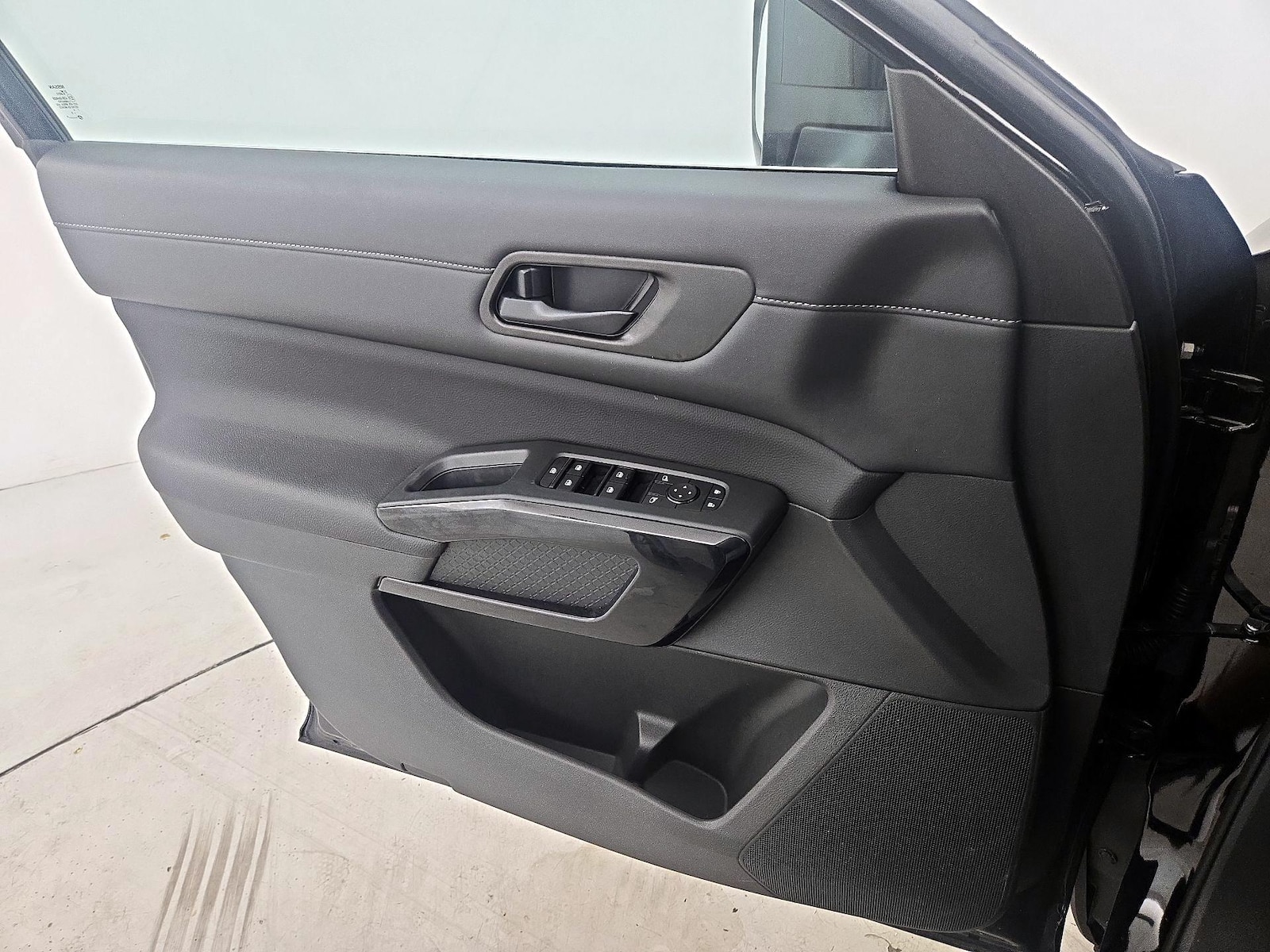 2025 Nissan Pathfinder SV - Photo 13
