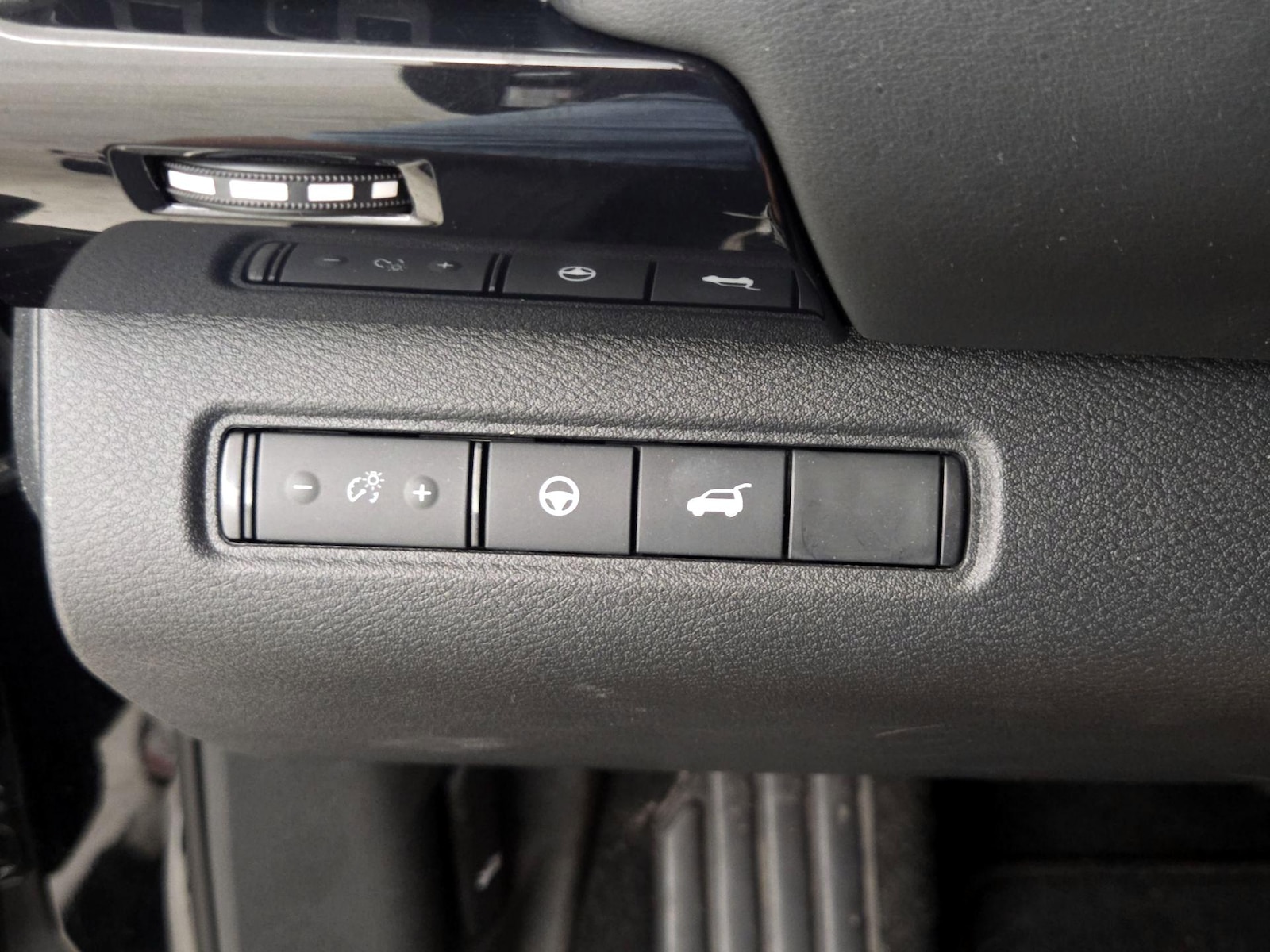 2025 Nissan Pathfinder SV - Photo 14