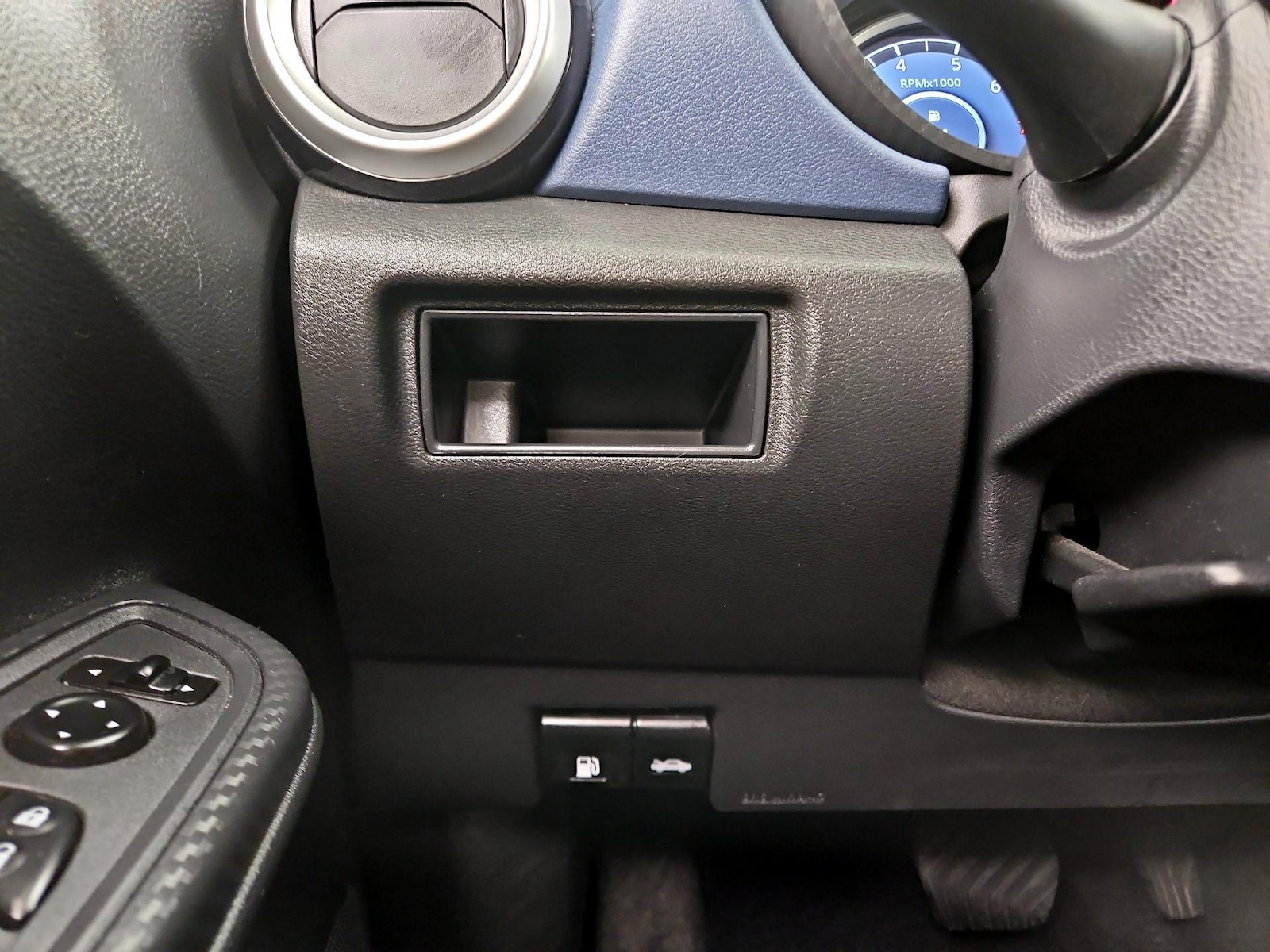 2025 Nissan Versa Sedan SV - Photo 14