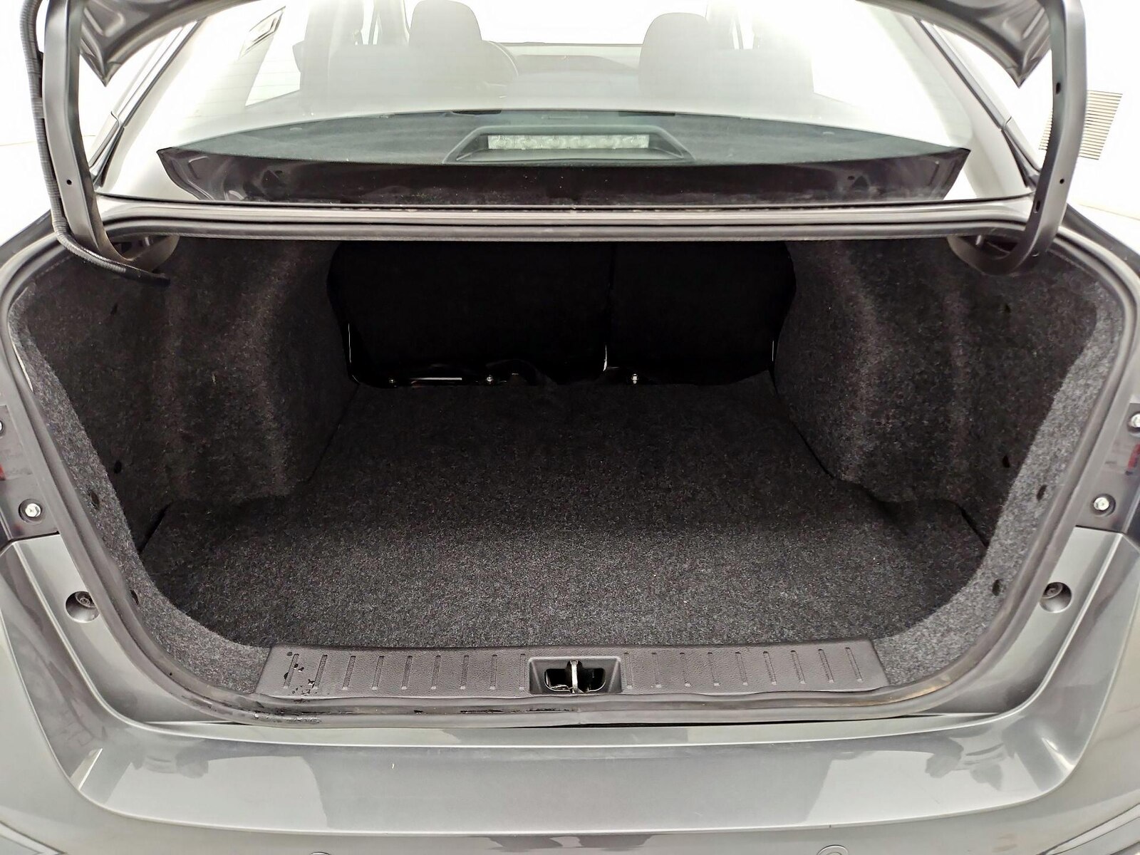 2025 Nissan Versa Sedan SV - Photo 21