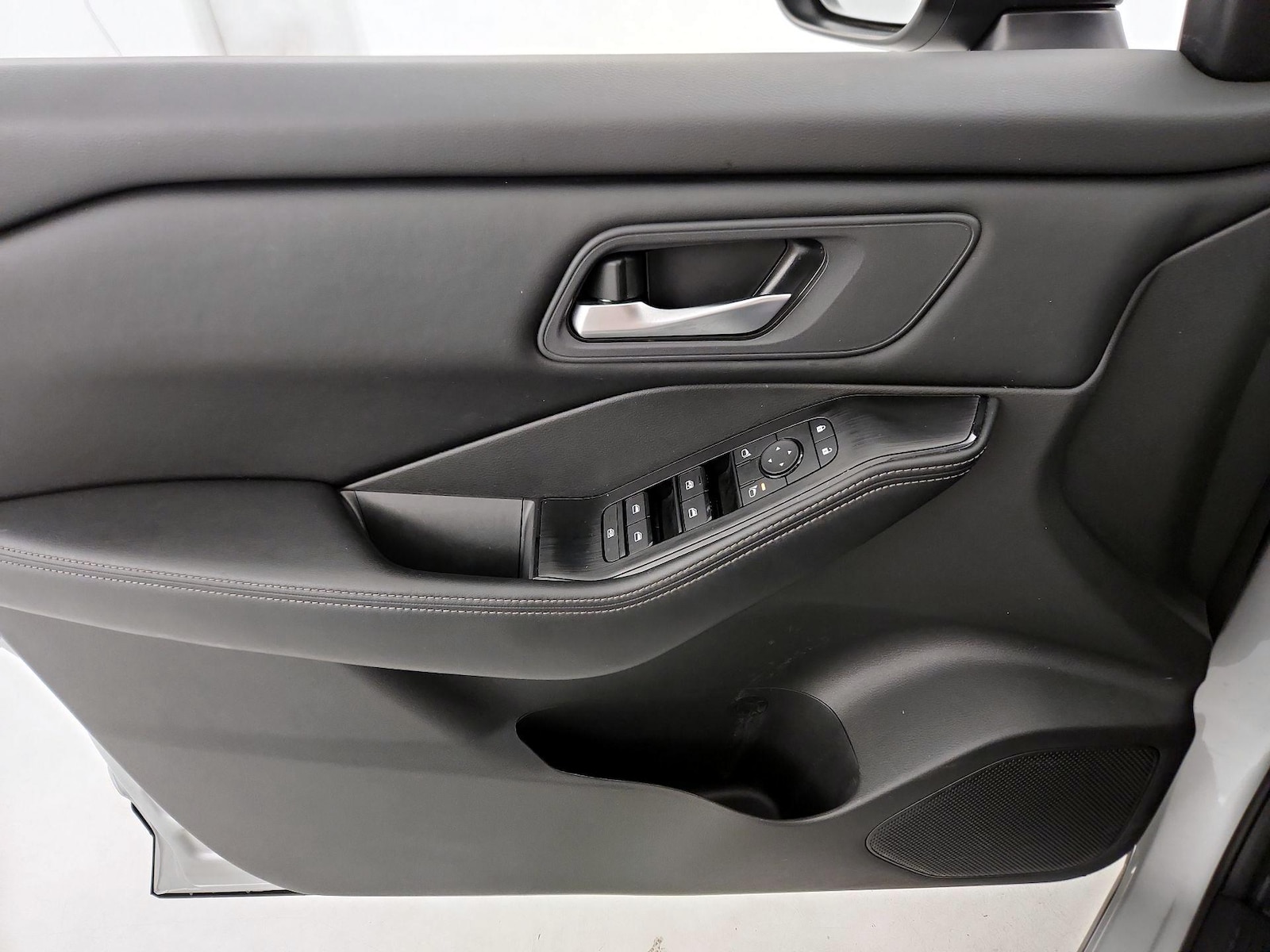 2025 Nissan Rogue SV - Photo 14