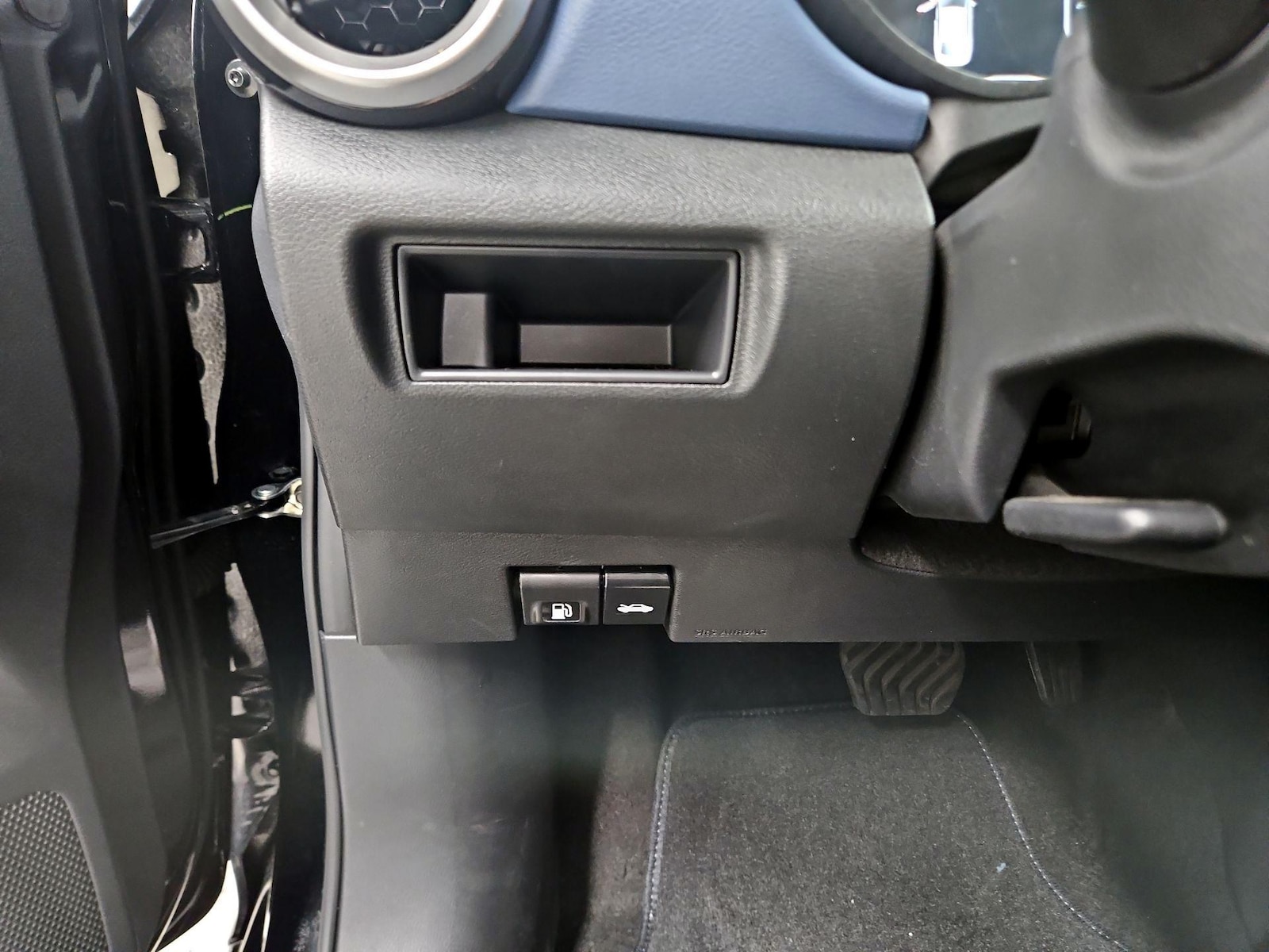 2025 Nissan Versa Sedan SV - Photo 14