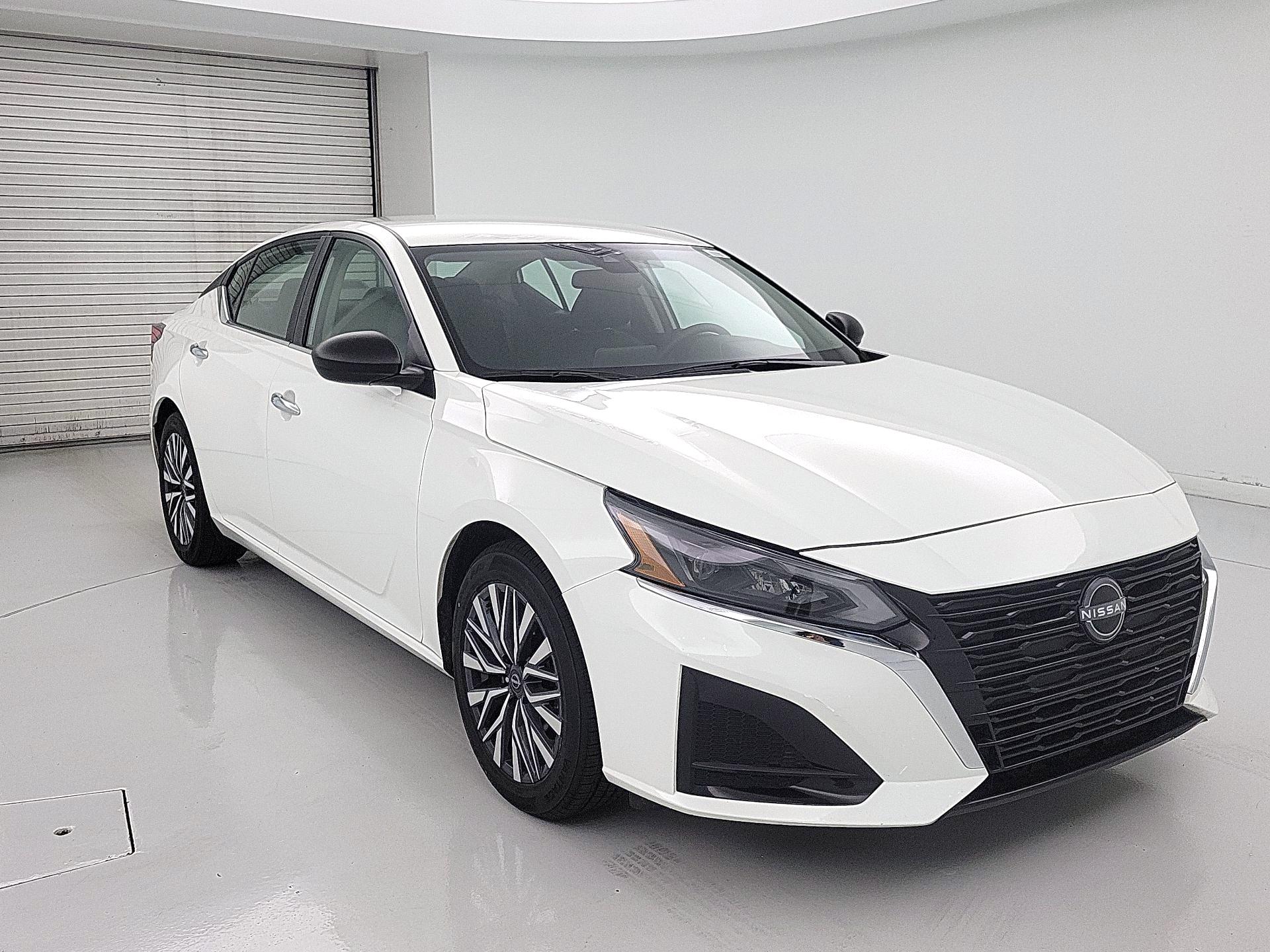 White 2025 Nissan Altima 2.5 SV FWD Sedan Front-Wheel Drive Automatic
