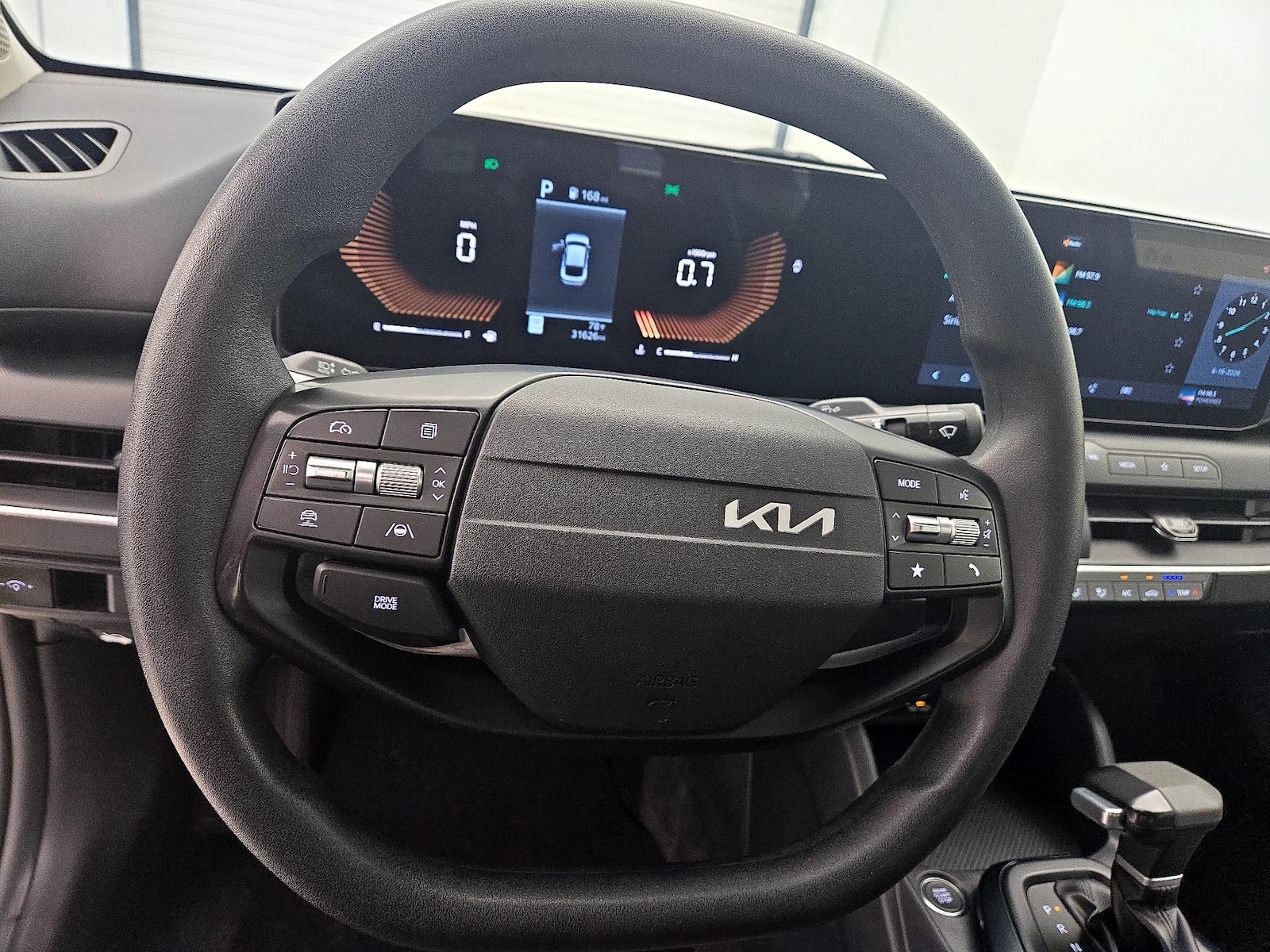 2025 Kia K4 LXS - Photo 11