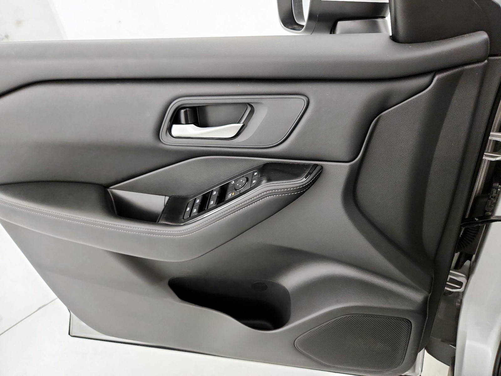 2025 Nissan Rogue SV - Photo 13