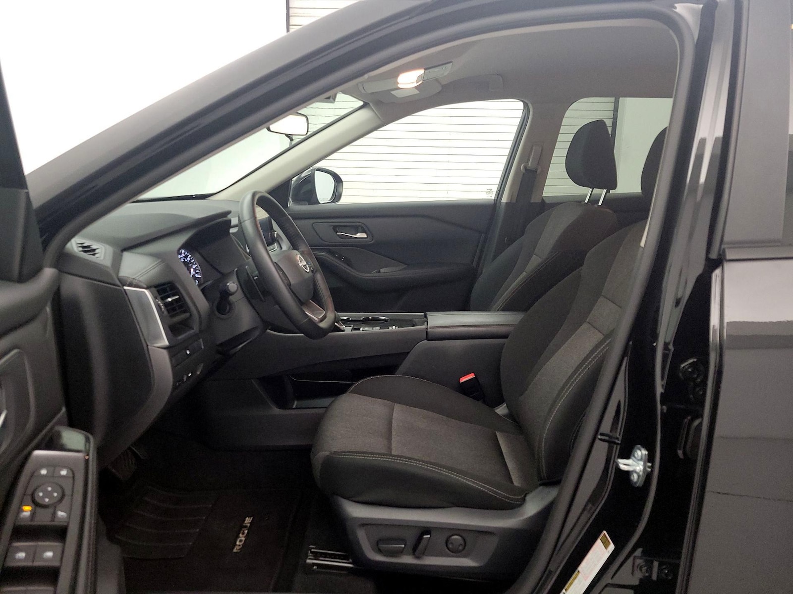 2025 Nissan Rogue SV - Photo 12