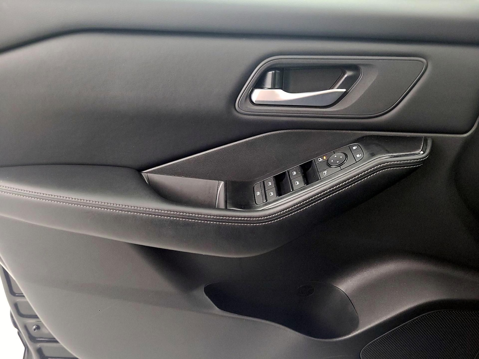 2025 Nissan Rogue SV - Photo 13