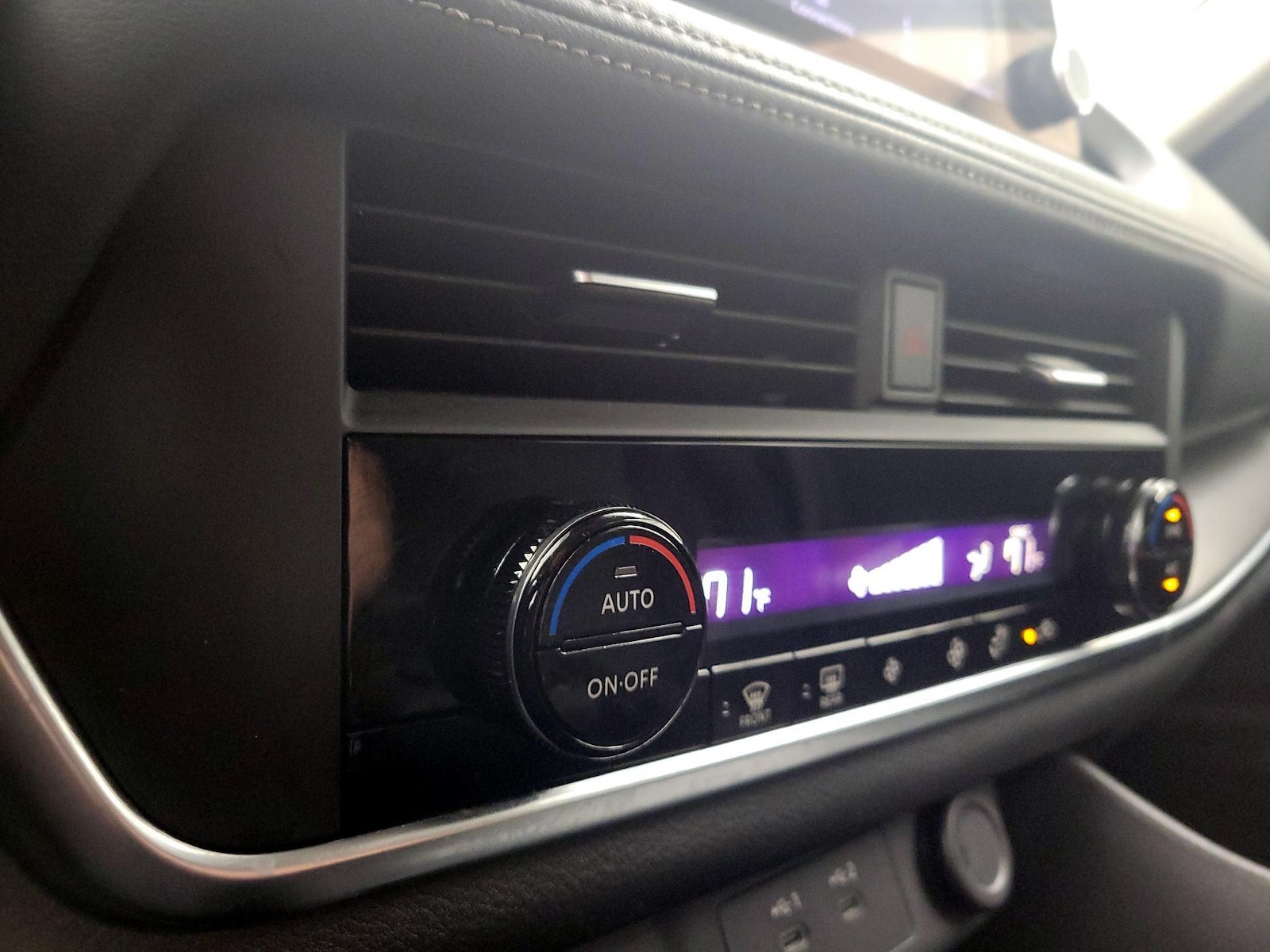 2025 Nissan Rogue SV - Photo 17