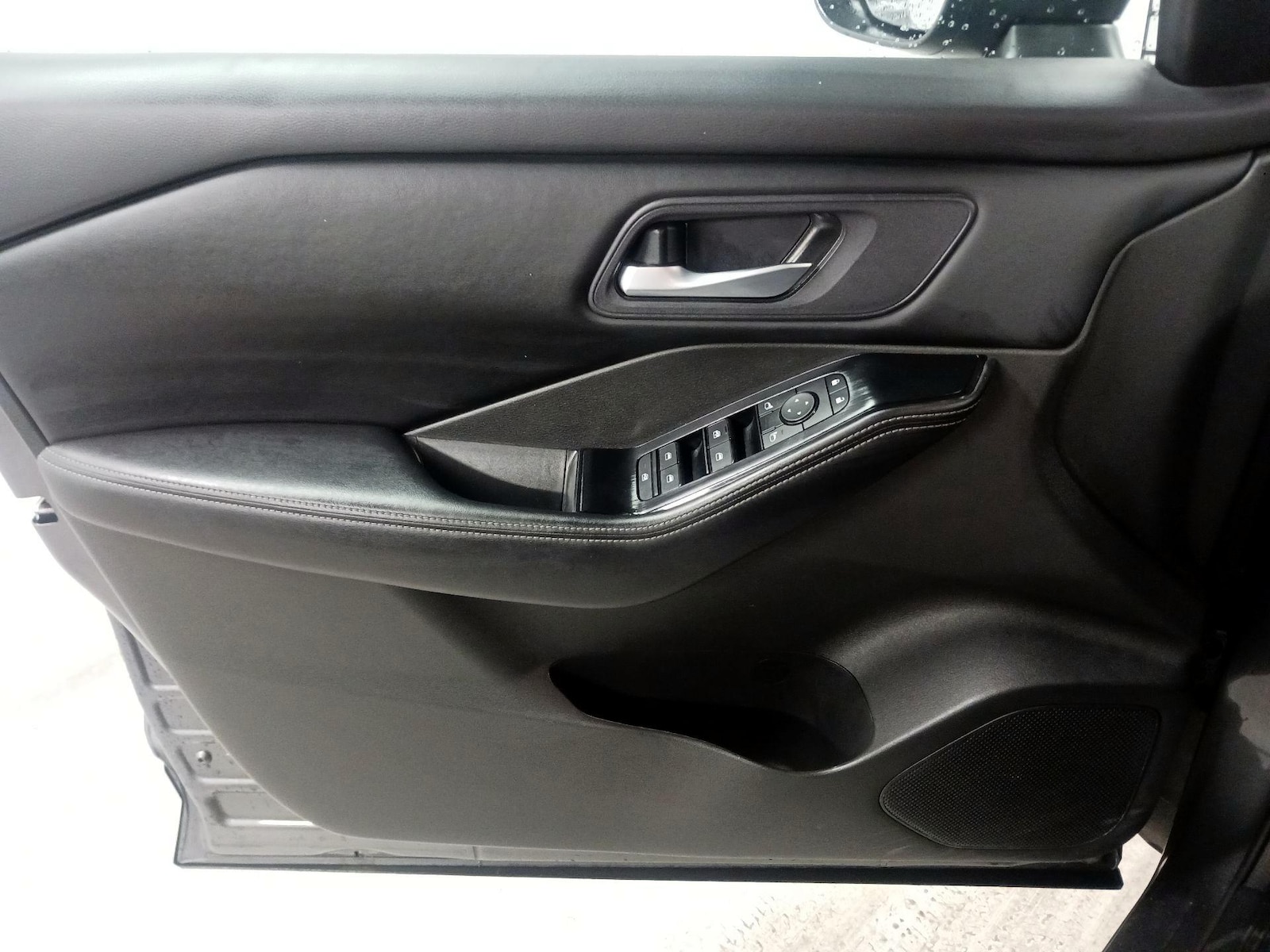 2025 Nissan Rogue SV - Photo 13