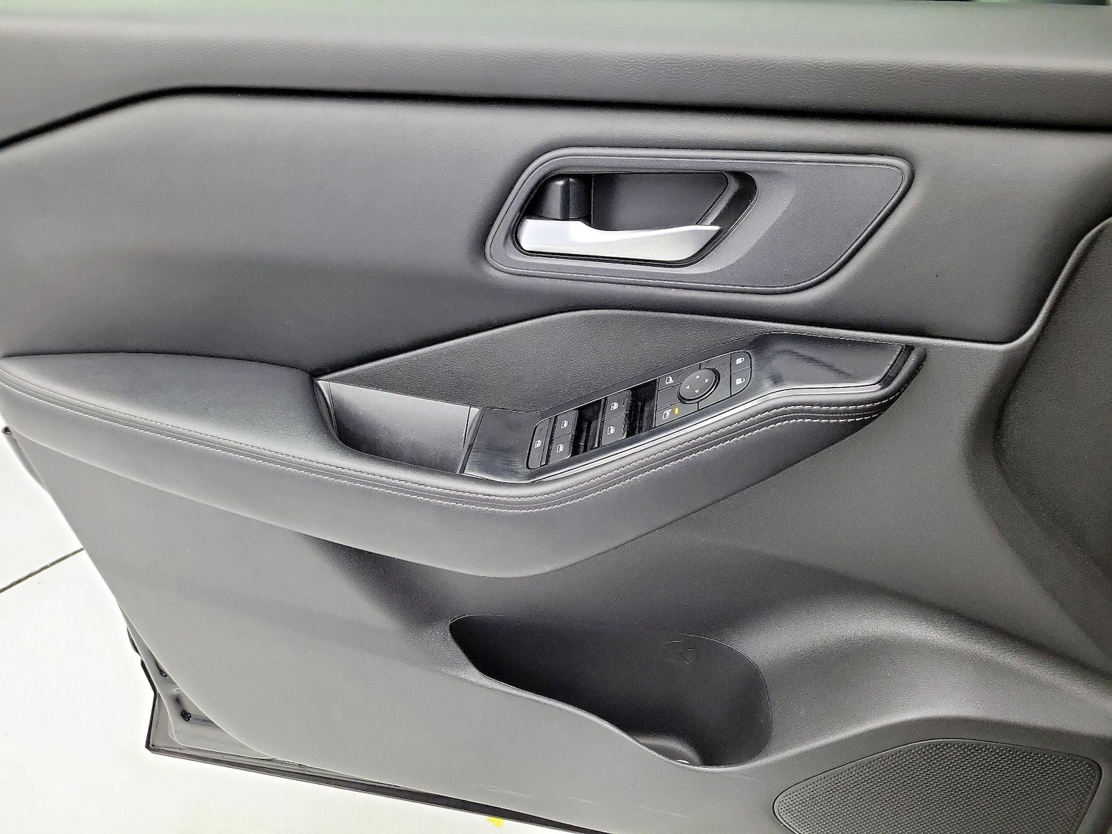2025 Nissan Rogue SV - Photo 13