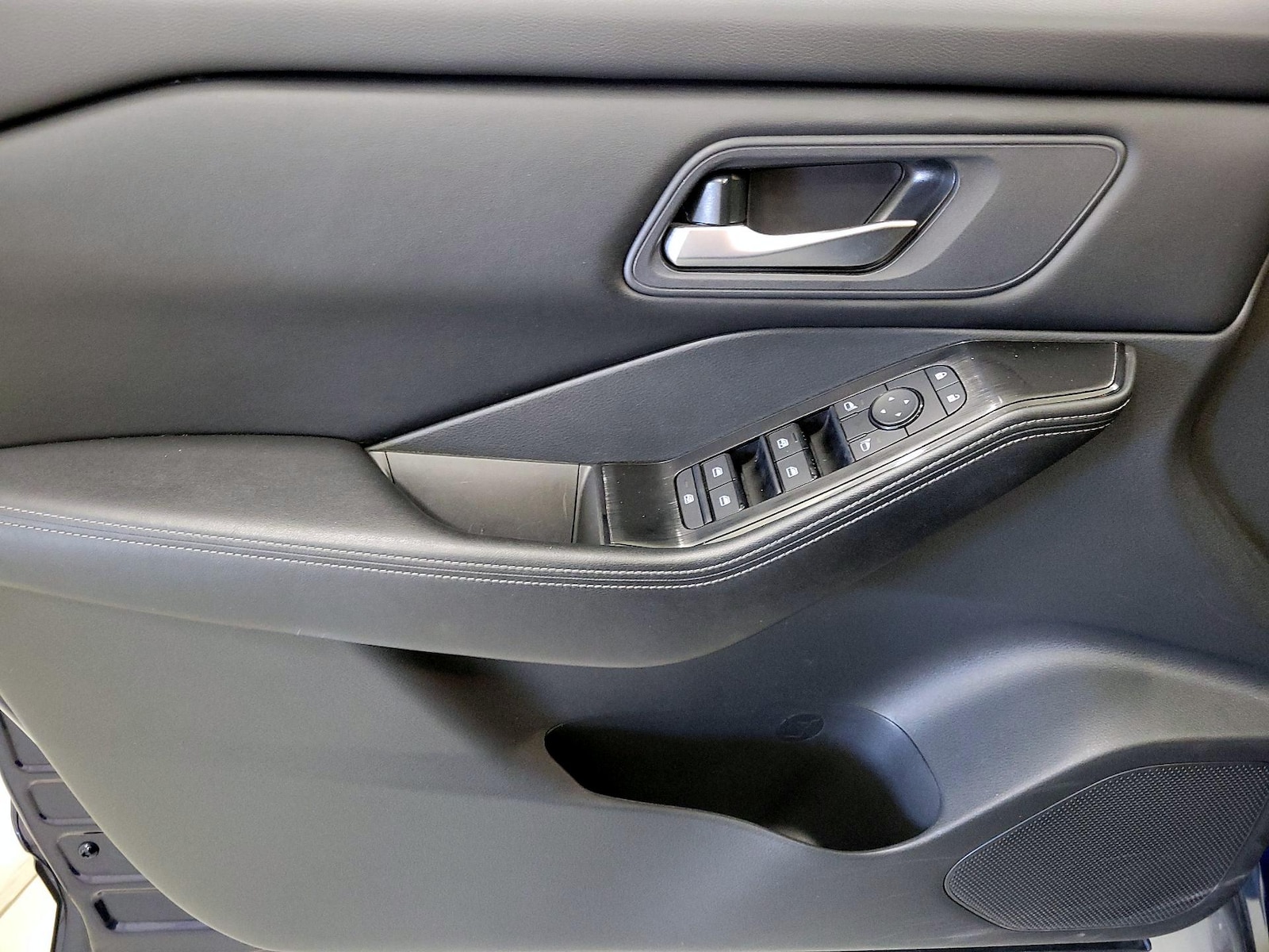 2025 Nissan Rogue SV - Photo 13