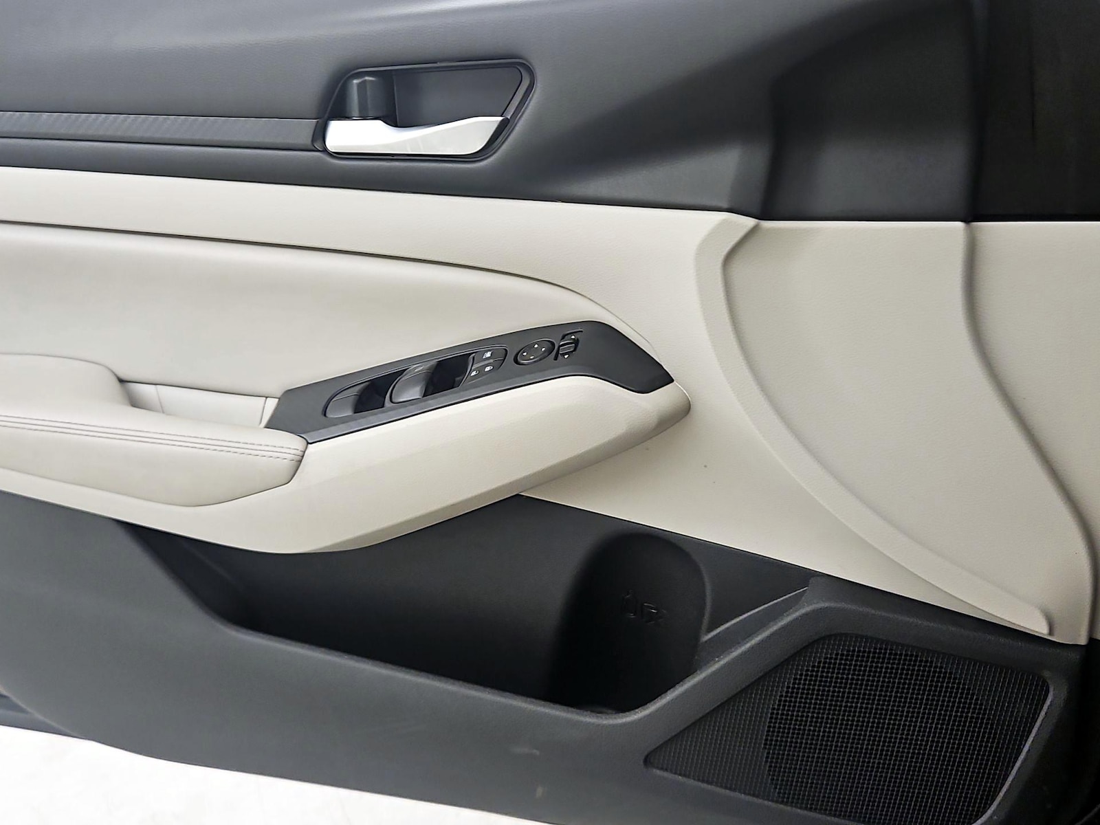 2025 Nissan Altima SV - Photo 13