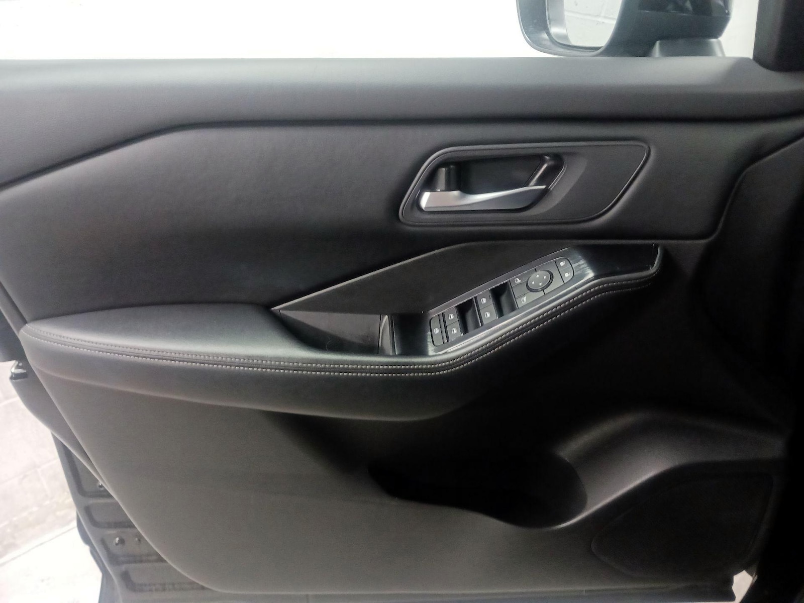 2025 Nissan Rogue SV - Photo 13